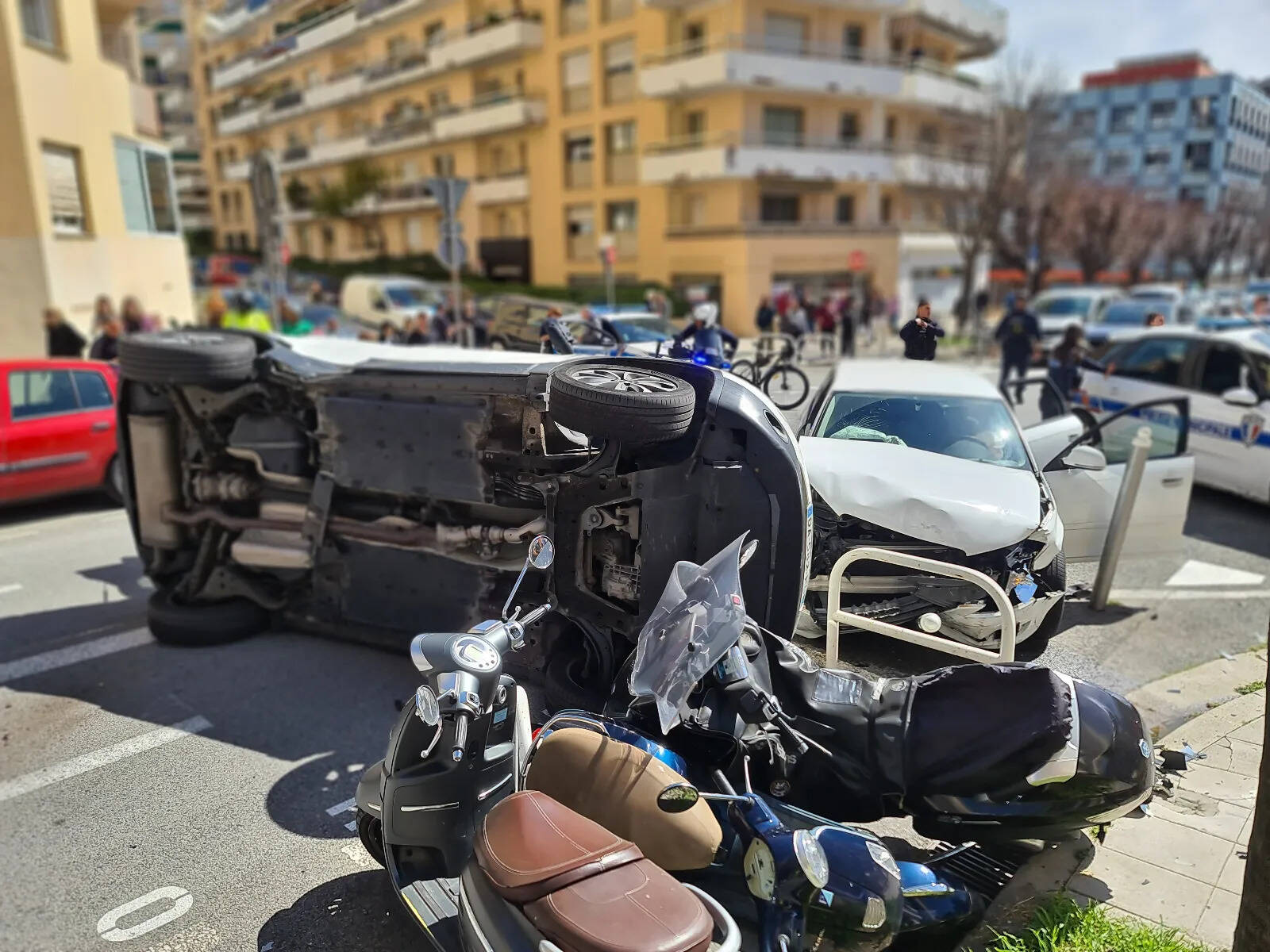 Refus d'obtempérer et véhicule volé: une voiture termine sa course sur le flanc au terme d'une spectaculaire course-poursuite dans le centre-ville de Nice