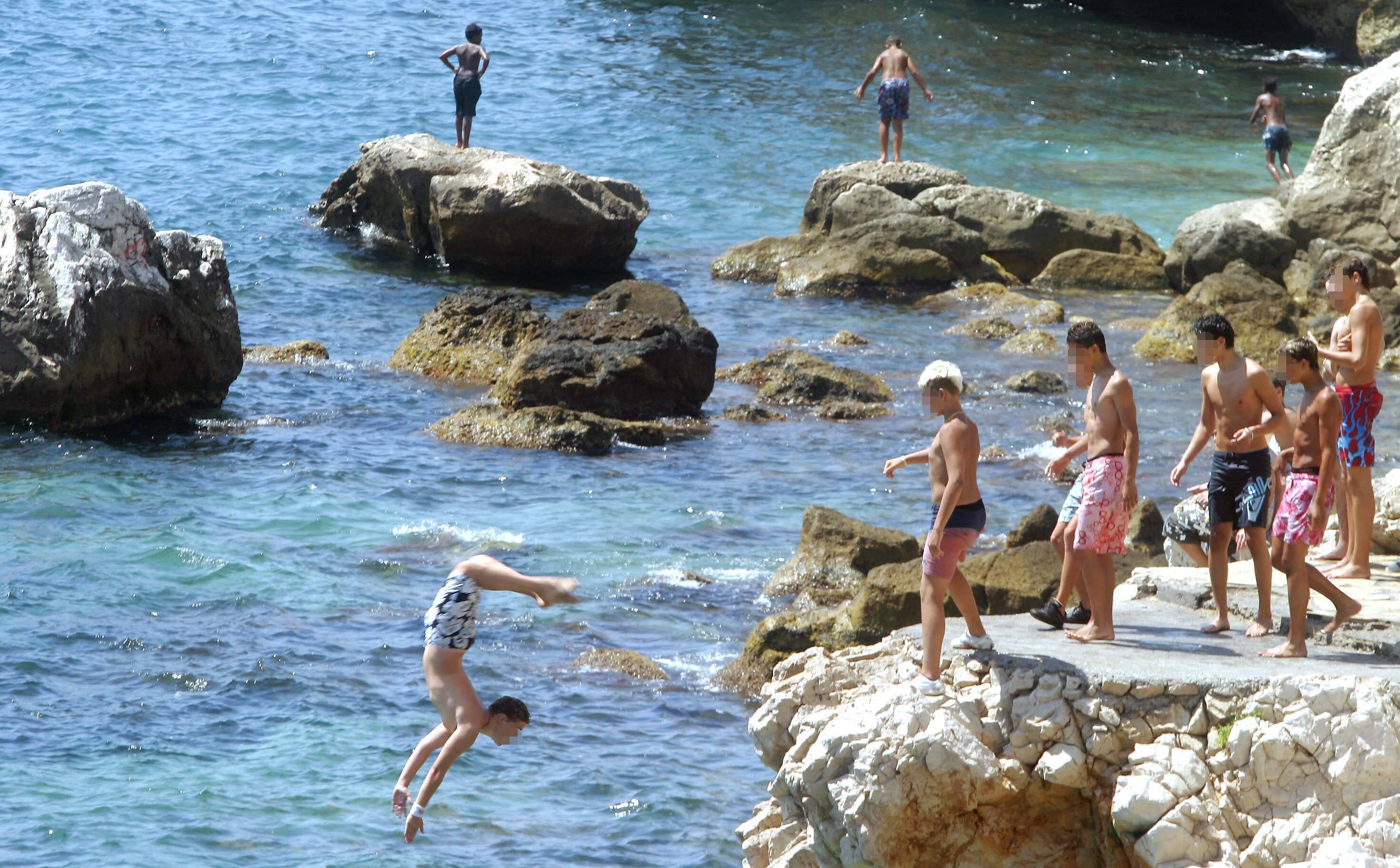 Un ado rate son plongeon et se blesse grièvement sur les rochers à Nice