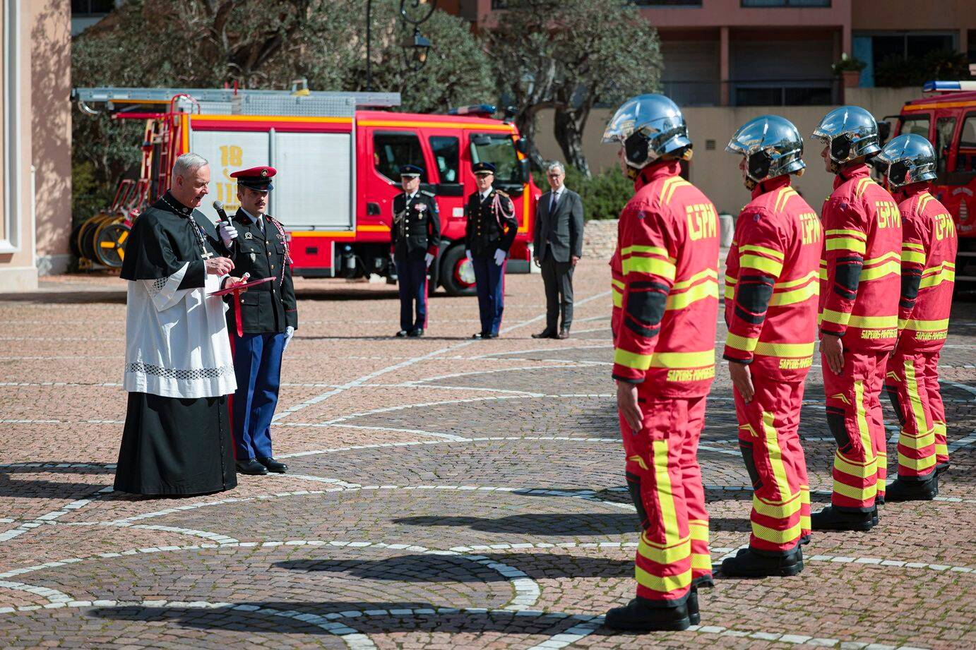 Quatre nouvelles recrues des sapeurs-pompiers de Monaco ont reçu leur casque après cinq mois de formation