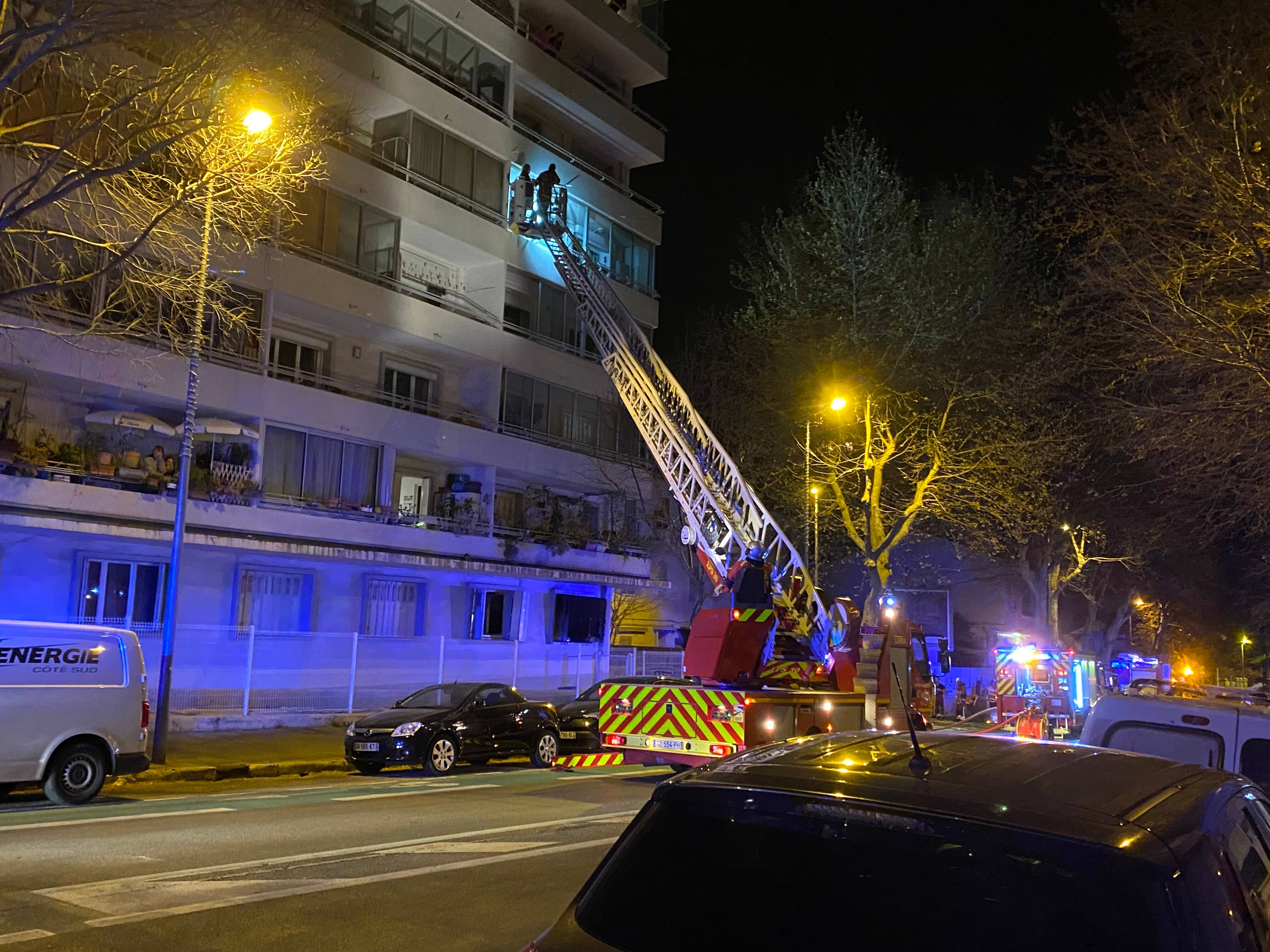 Un appartement détruit par les flammes au beau milieu de la nuit à Toulon