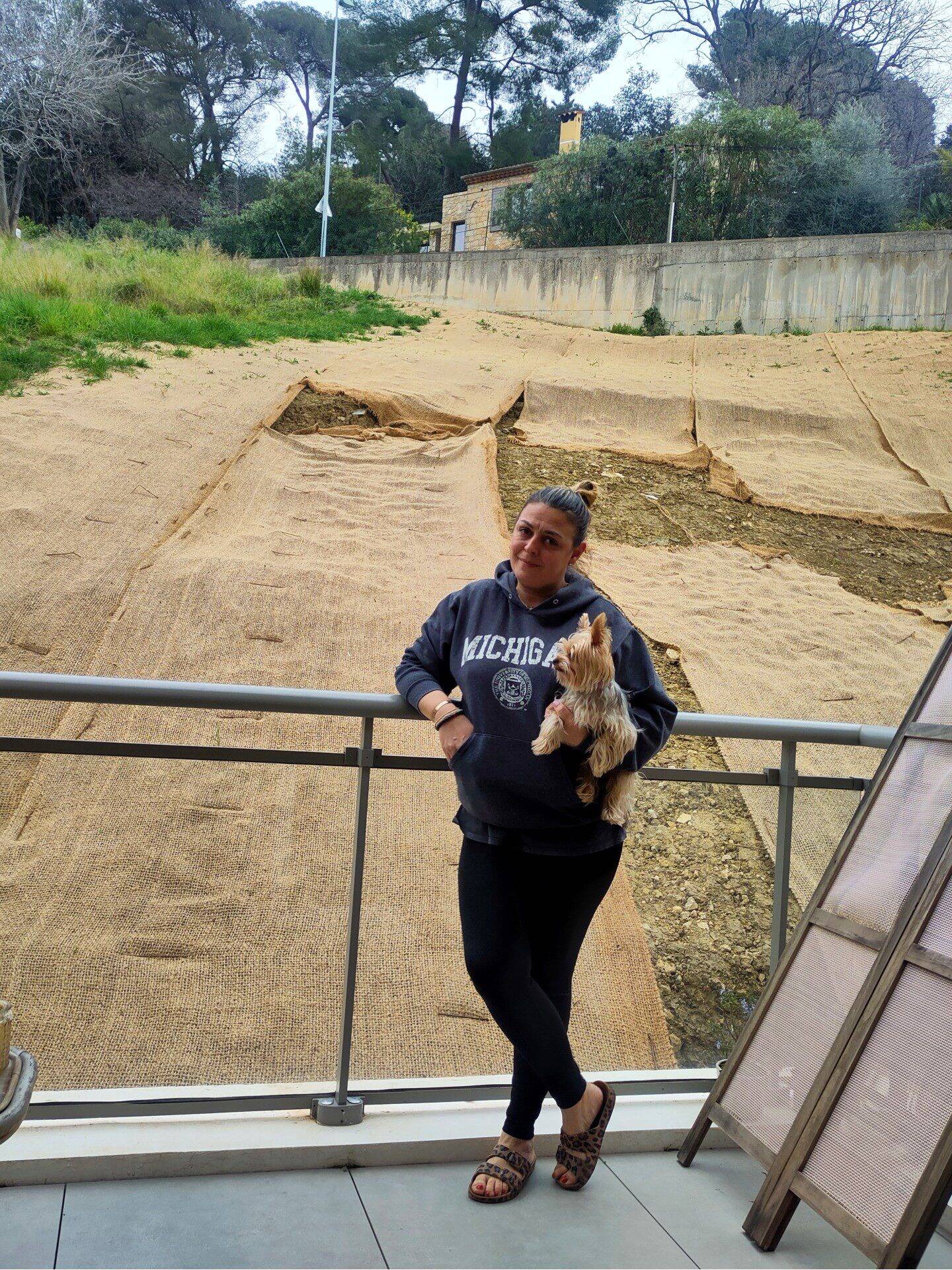 "J'ai pris mon chien et je suis partie en courant, pieds nus": des logements menacés par une coulée de boue près de Cannes