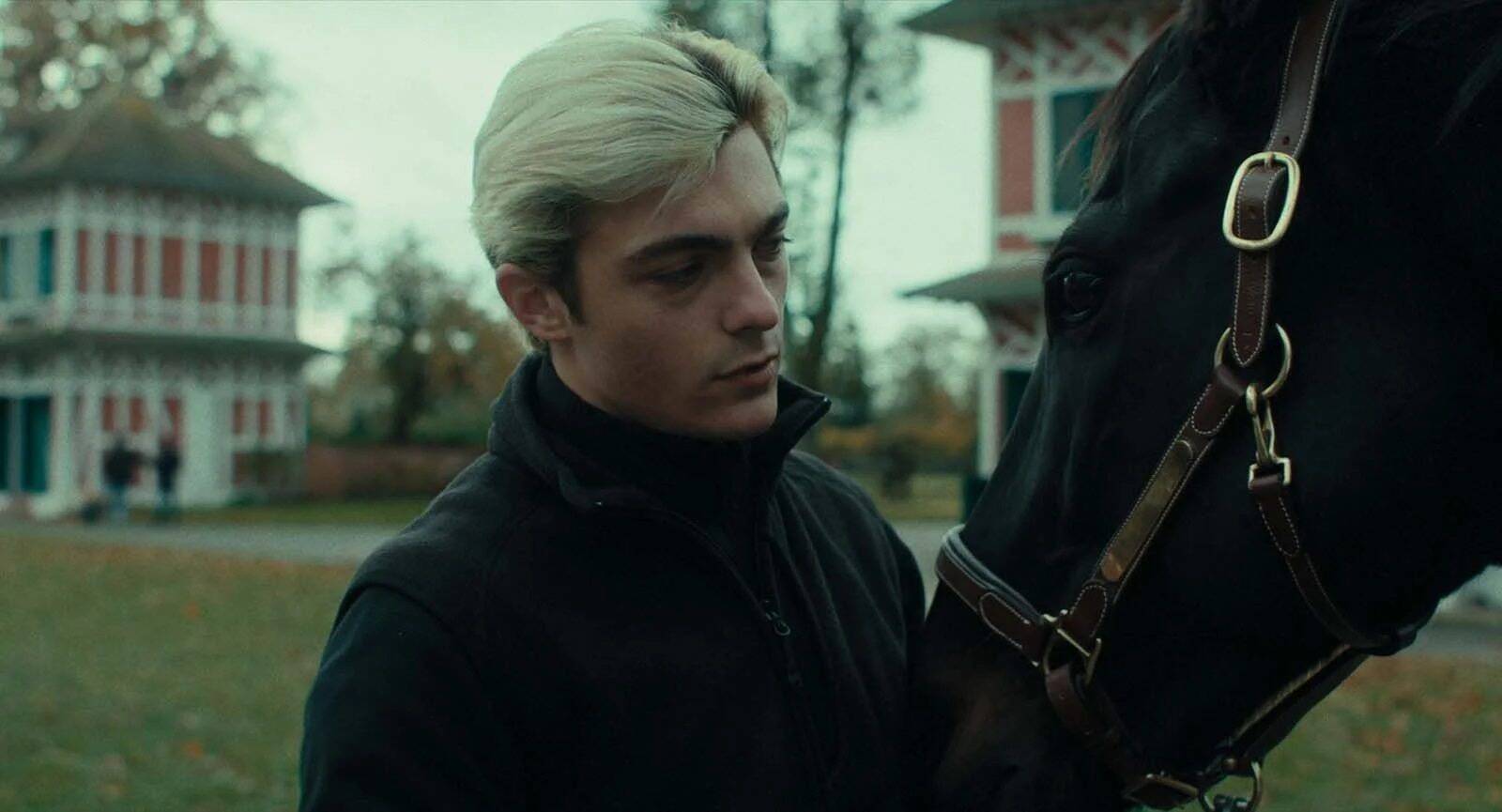 "Lads": plongée dans les coulisses impitoyables du monde des jockeys avec Marco Luraschi