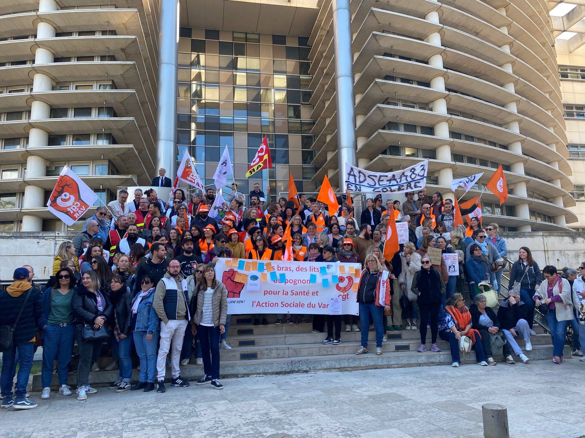 "Des enfants en souffrance regardent des adultes impuissants..." Ou quand l'action sociale manifeste à Toulon