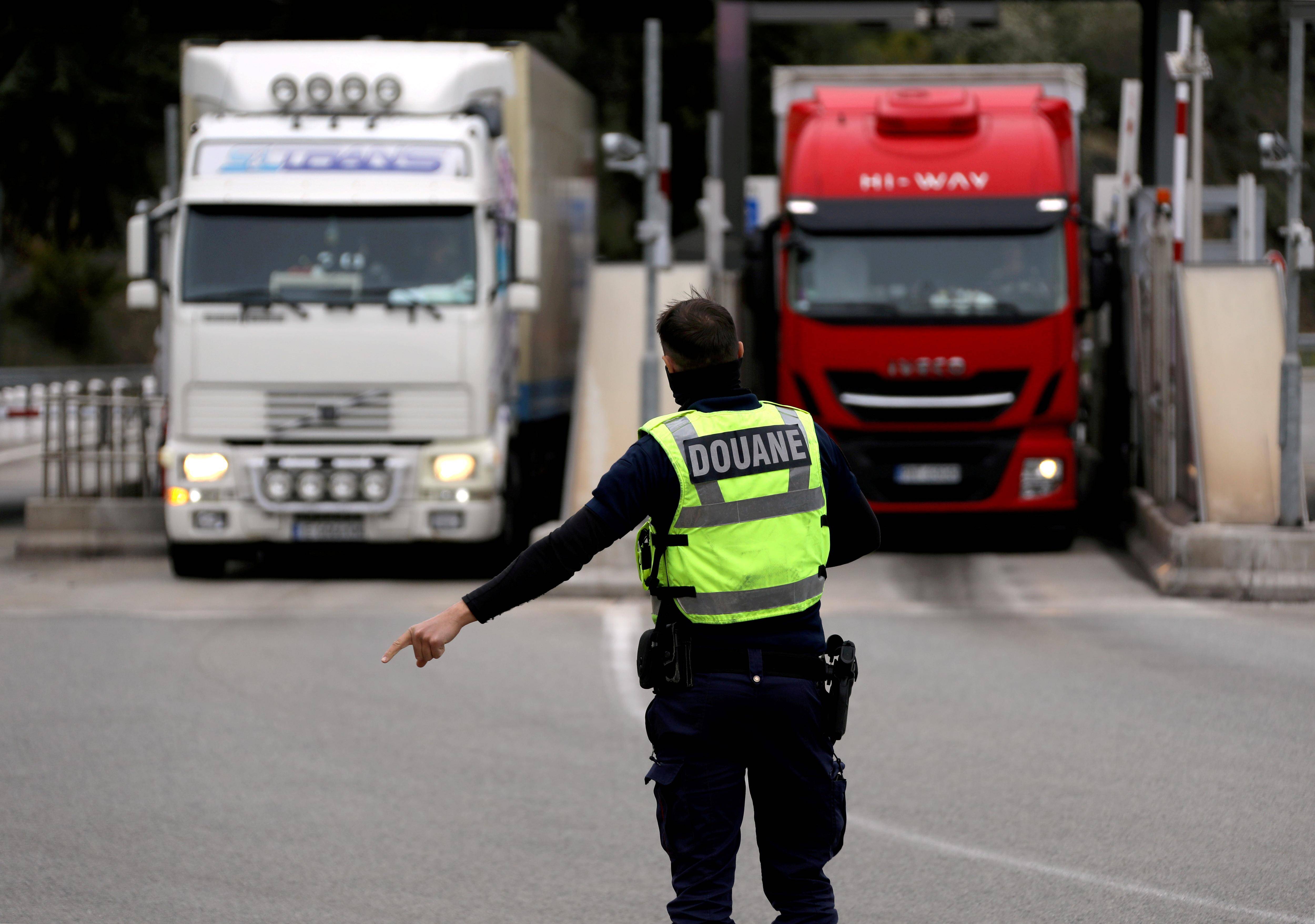 Un "tsunami blanc" a déferlé sur les ports, les aéroports, les routes et les côtes françaises en 2024: l'explosion du trafic et de la consommation de drogues