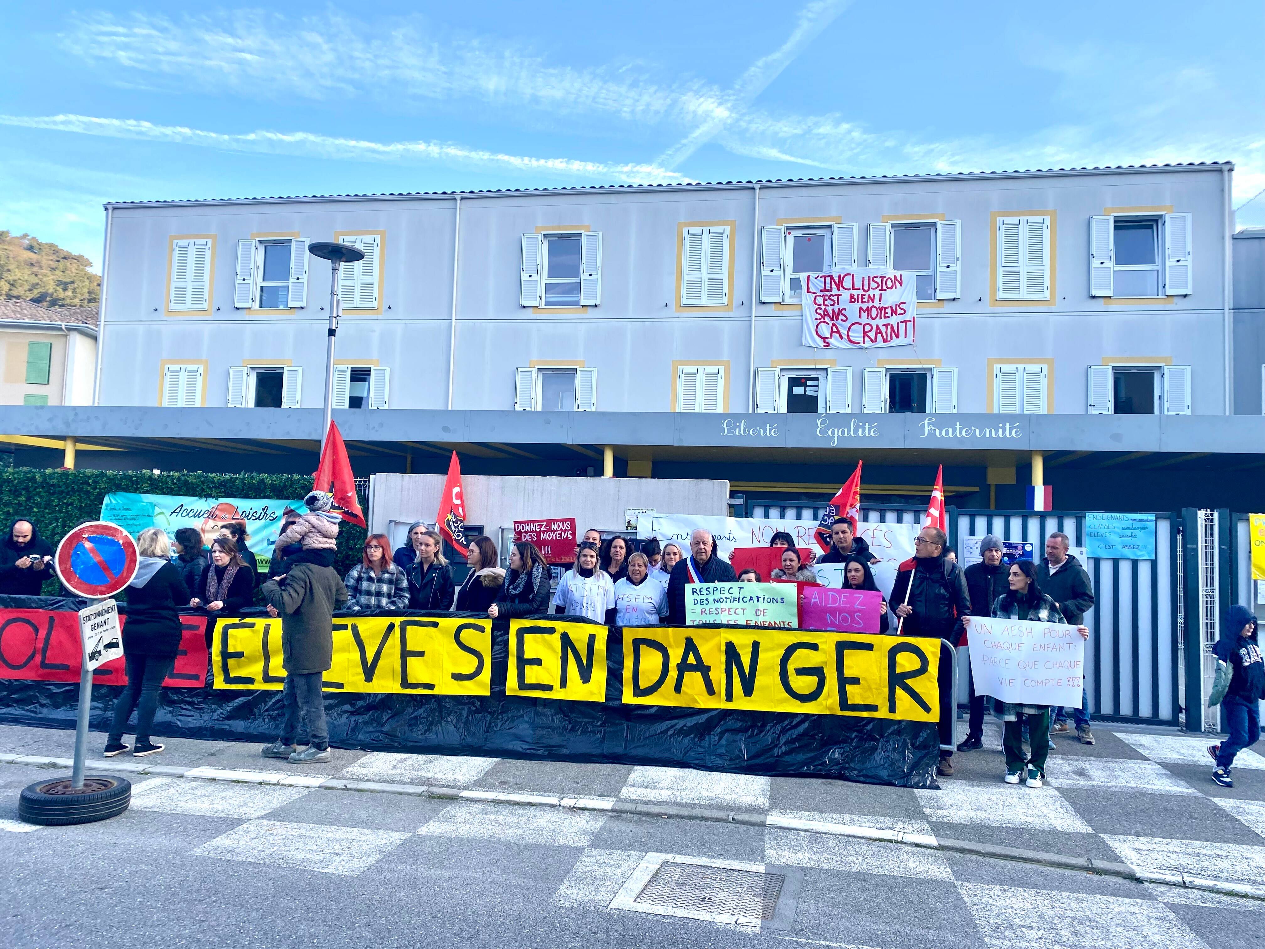 "Nos enfants morflent": une école en grève pour demander de l'aide pour les élèves en situation de handicap
