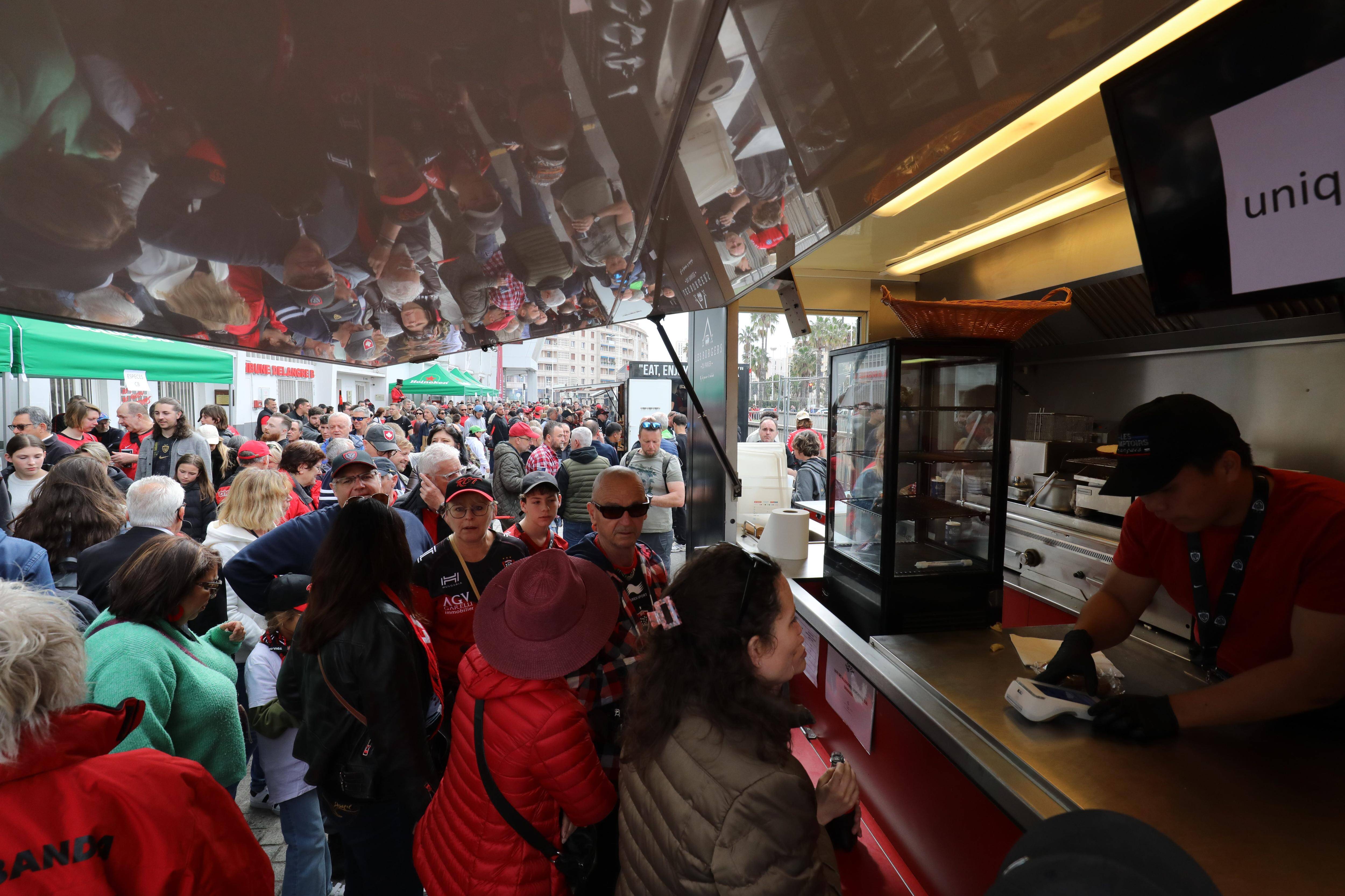 Au stade Mayol de Toulon, la fan zone a fait le plein de... fans ce samedi, avant match RCT-Saracens
