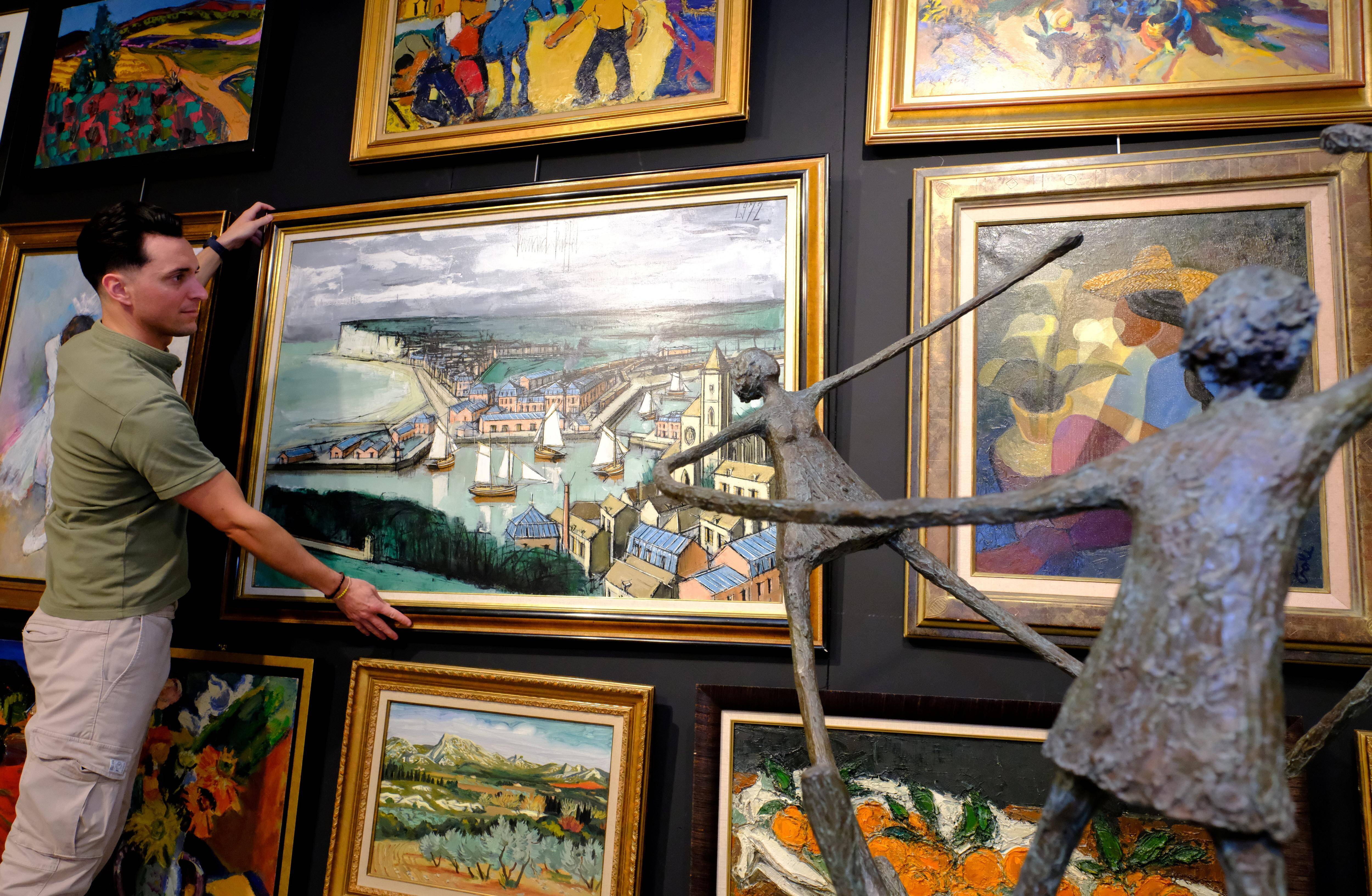 À antibes, au salon art fair, on s’active avant l’ouverture prévue le 12 avril