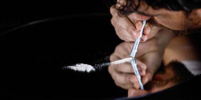 "La cocaïne est de plus en plus accessible et de plus en plus dangereuse": les Azuréens de plus en plus nombreux à prendre de la cocaïne pour "tenir au travail"