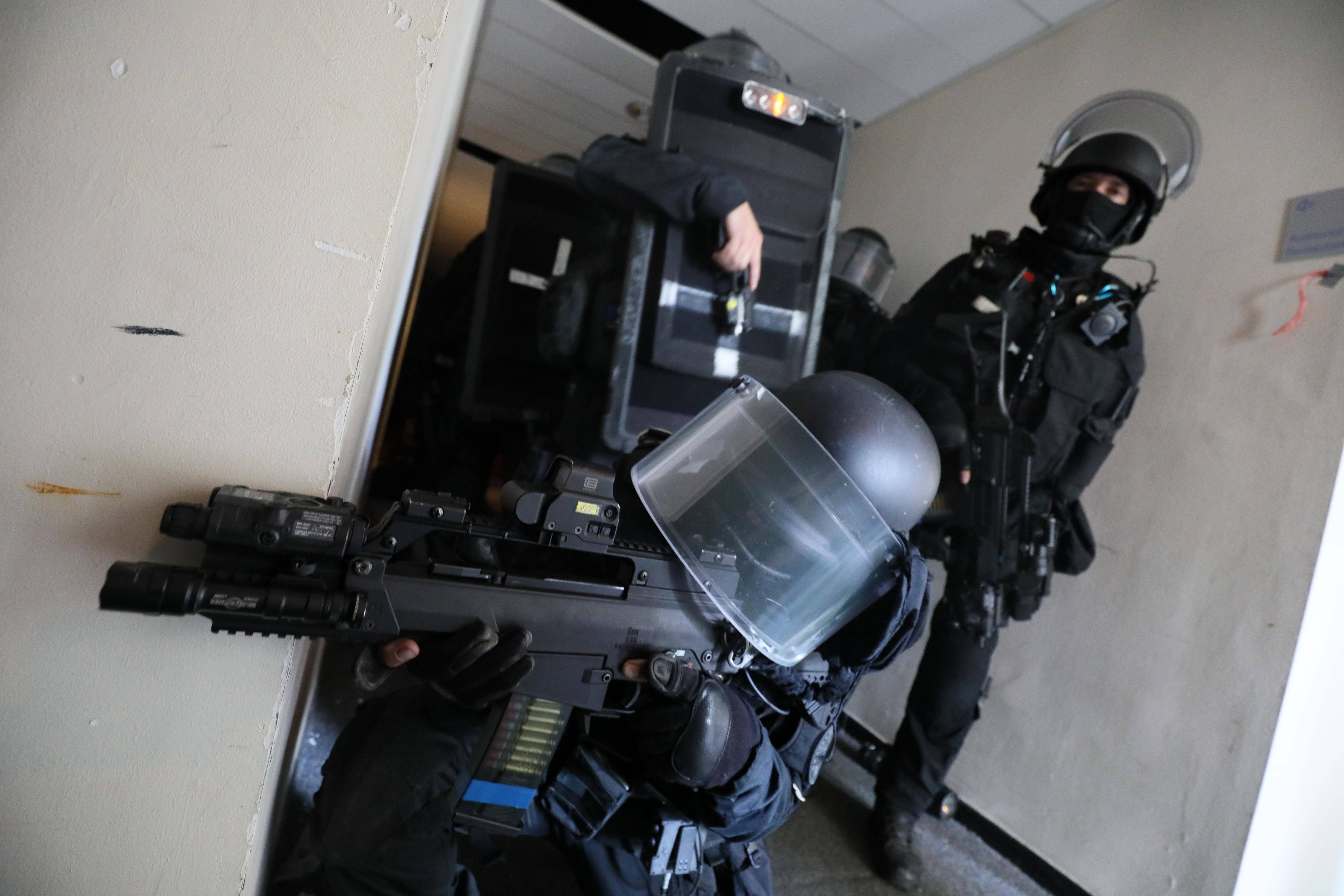 Garde à vue prolongée pour lindividu armé interpellé par le RAID à Nice