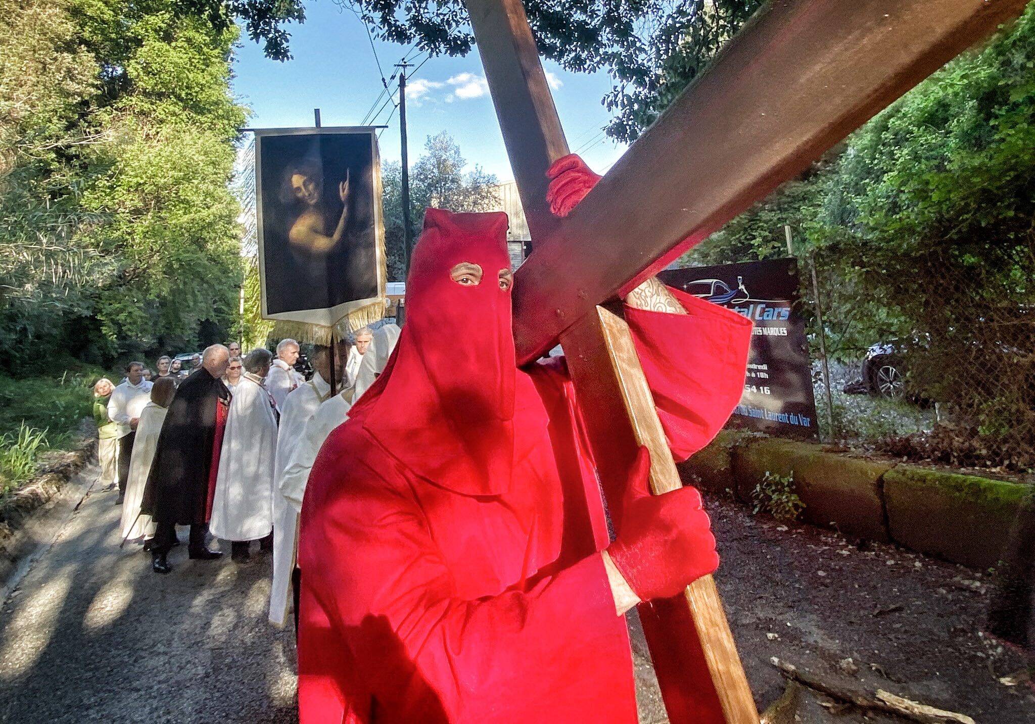 Pour le Vendredi saint, à Saint-Laurent-du-Var, des "chevaliers" ont reconstitué le Catenacciu, une procession de croix typique en Corse