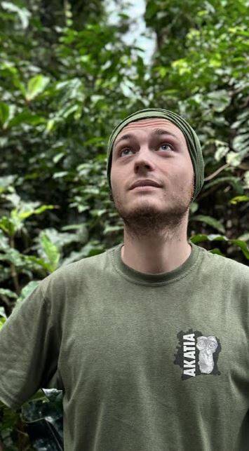 "Je ne suis pas du tout aventurier": à 23 ans, ce Toulonnais est parti s'occuper de chimpanzés en Afrique