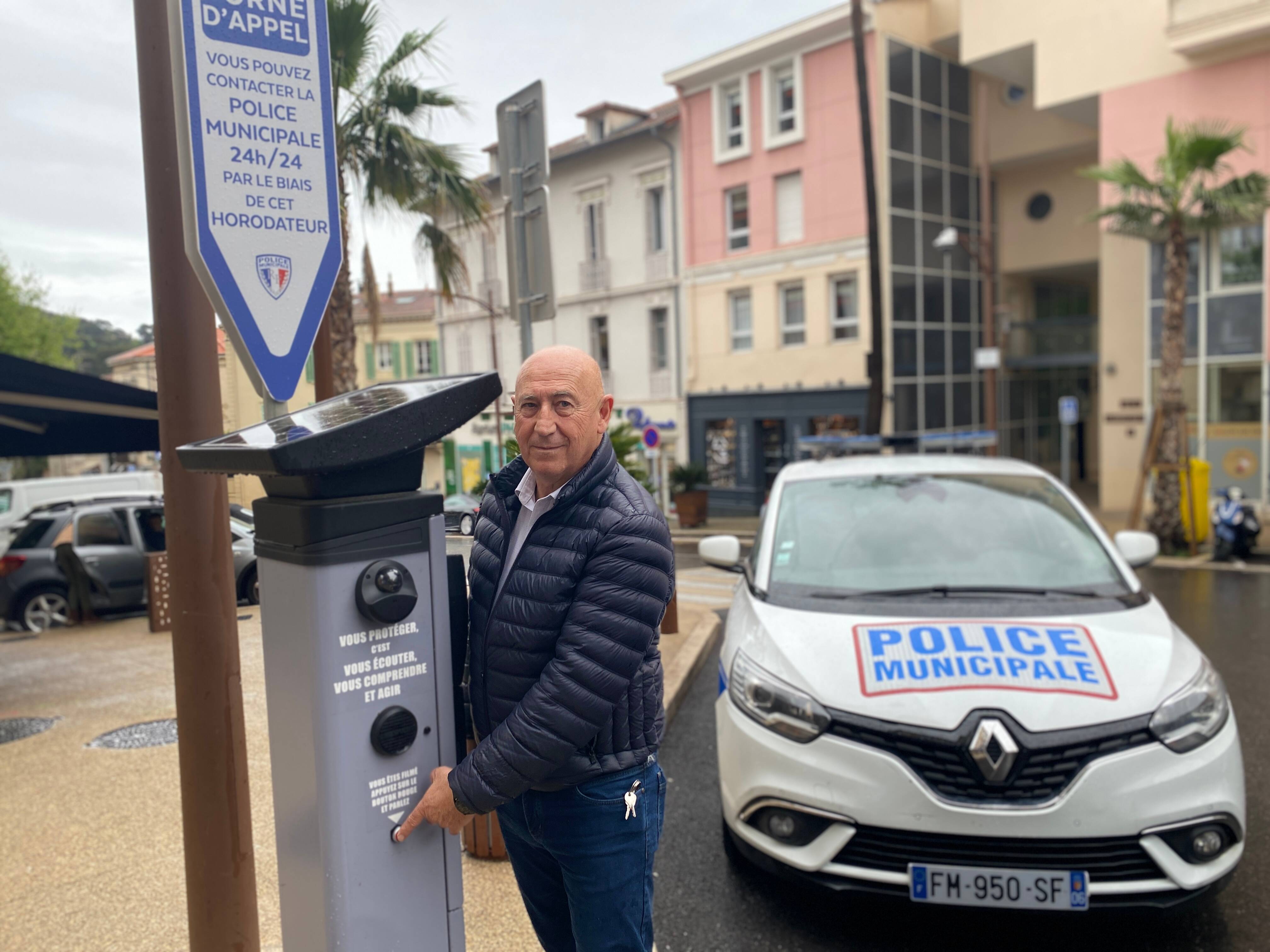 Dans cette ville de la Côte d'Azur, les horodateurs permettent (aussi) de donner l'alerte