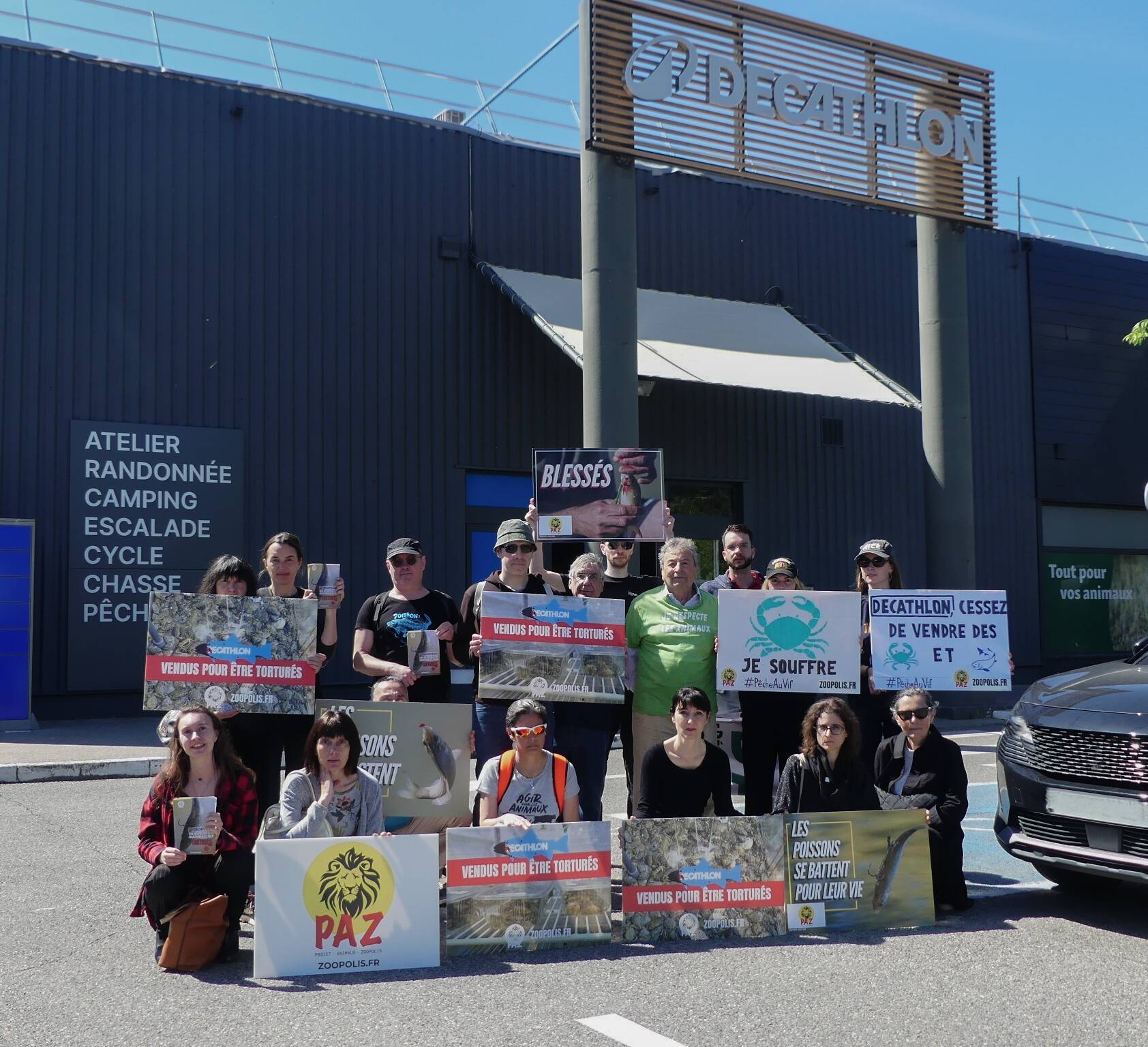 "Notre objectif final est d'interdire, tout simplement, la pêche au vif": mobilisation devant le Décathlon de Lingostière à Nice qui vend des appâts vivants