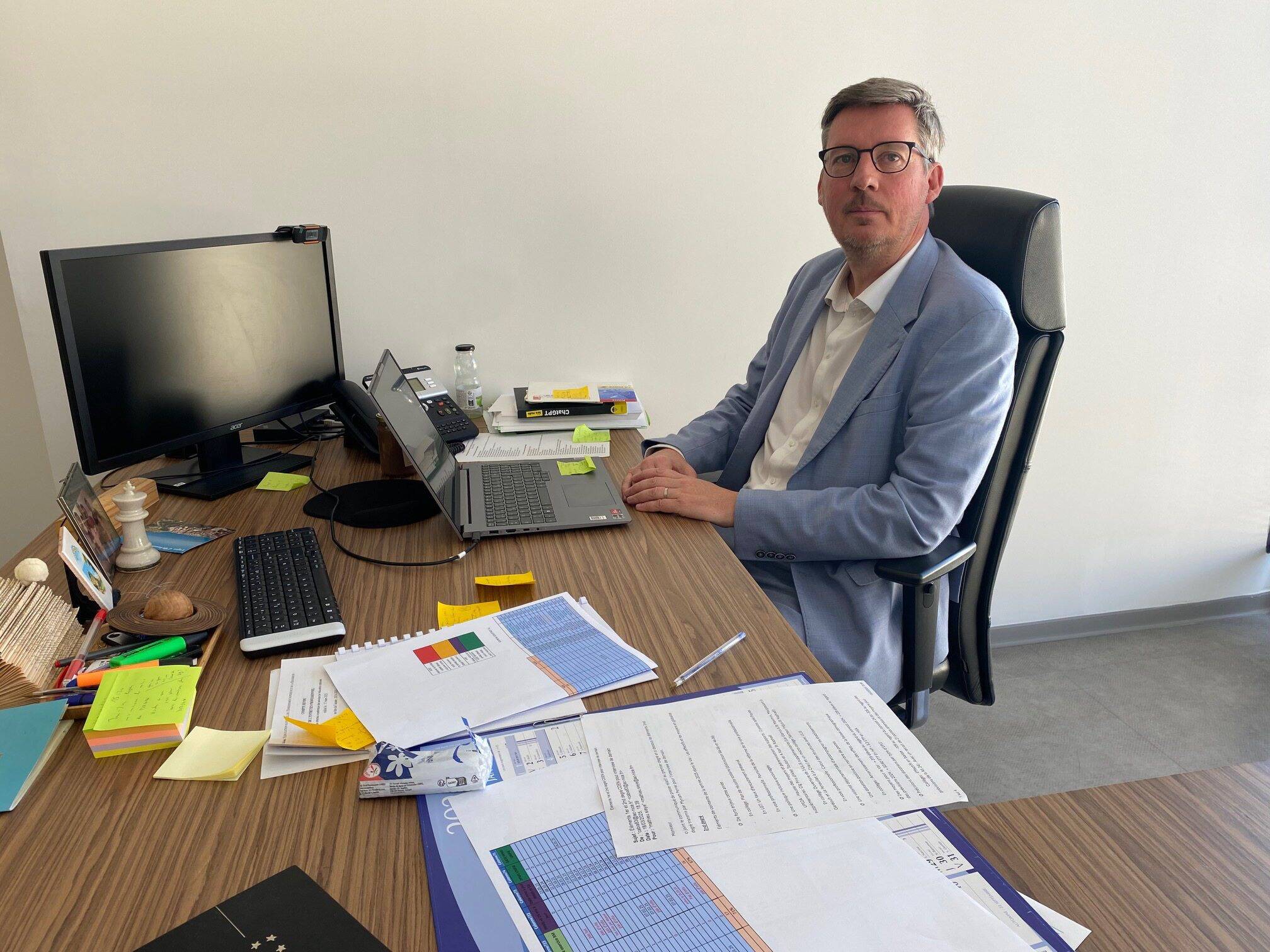 Carte scolaire, fouille des sacs, mixité au collège, attaques de la laïcité... le directeur académique du Var réagit à l'actualité