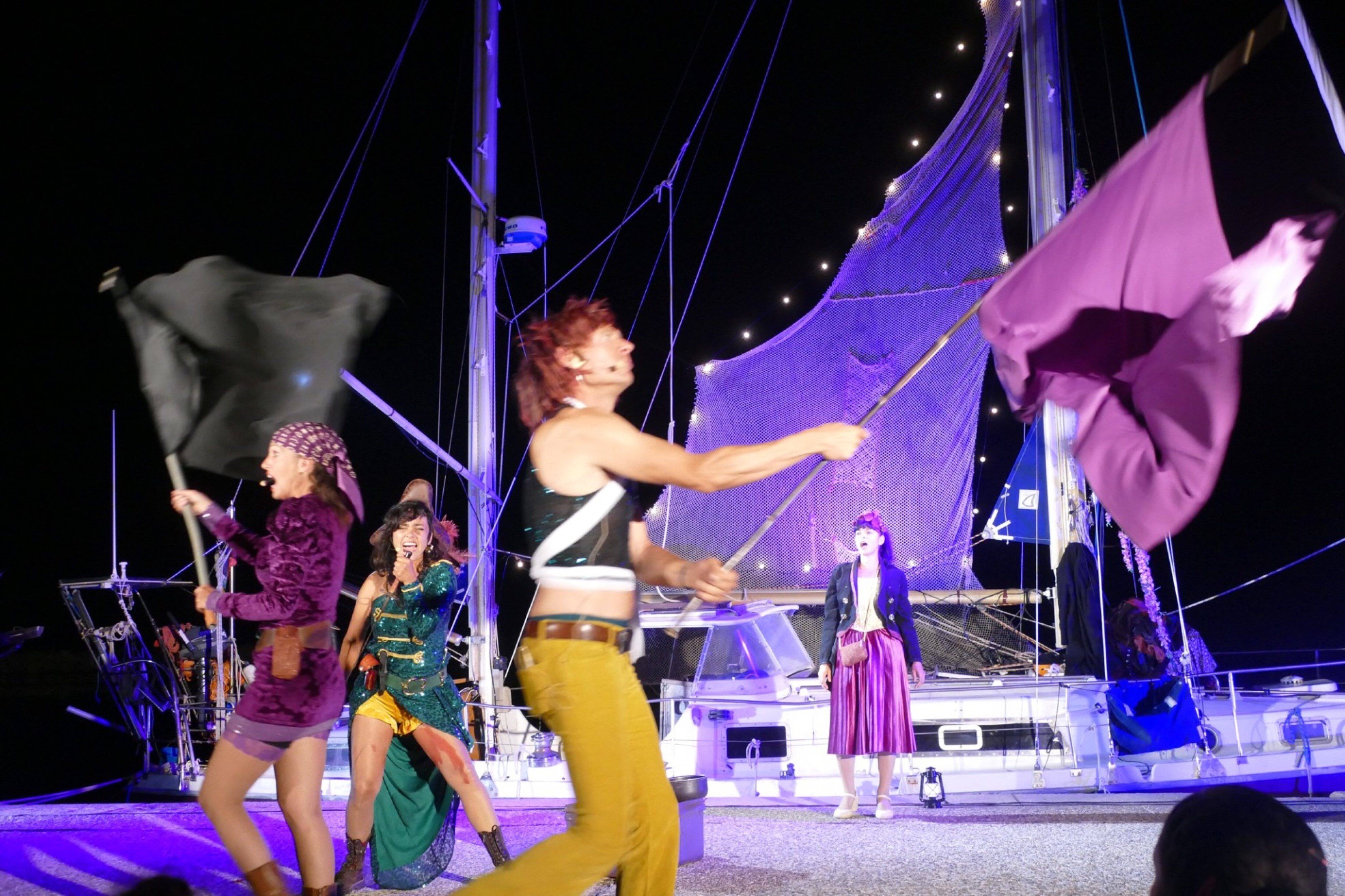 Une compagnie monte sur les planches au port de Menton