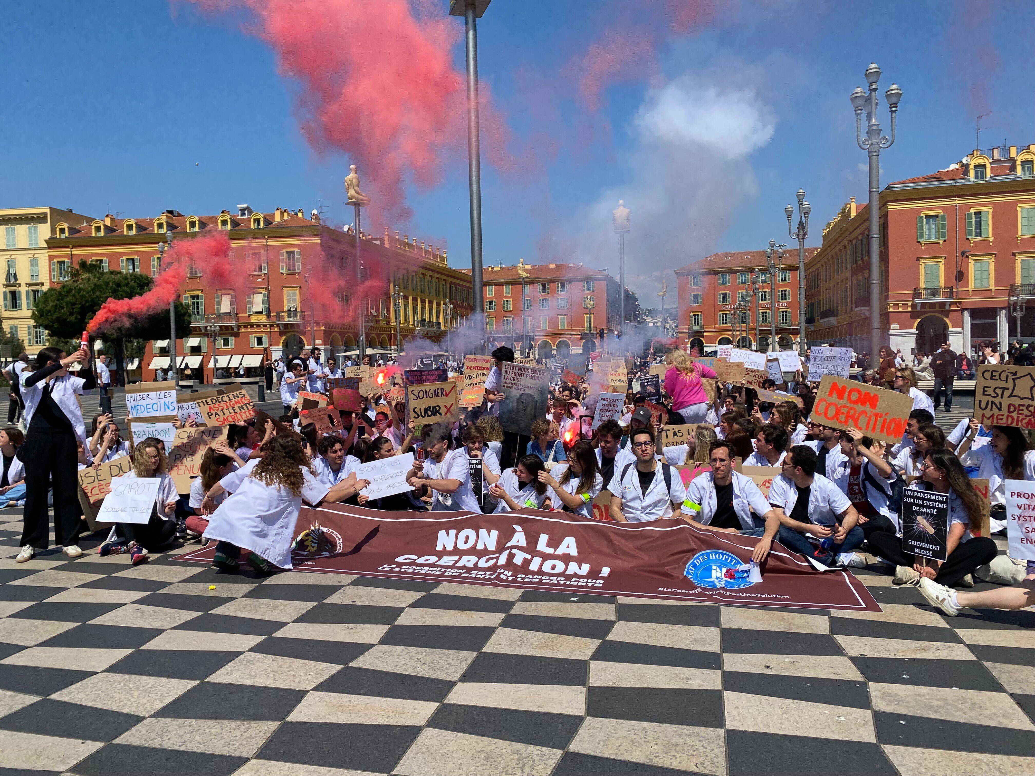 "Nous voulons avoir la liberté de nous installer là où nous le souhaitons": 500 médecins et internes ont manifesté à Nice