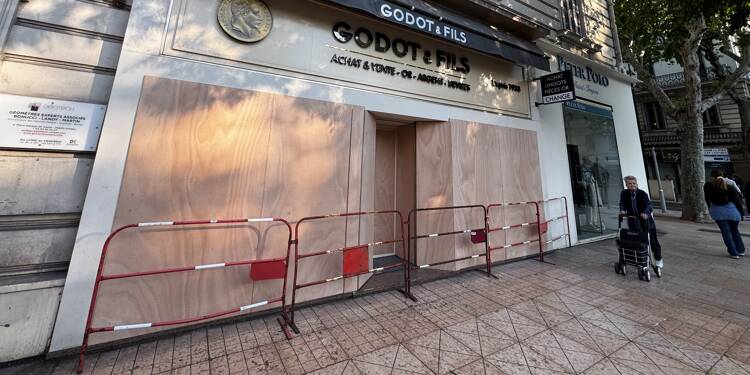 Ivre au volant, une conductrice défonce la vitrine d'un comptoir d’or dans le centre-ville d'Antibes