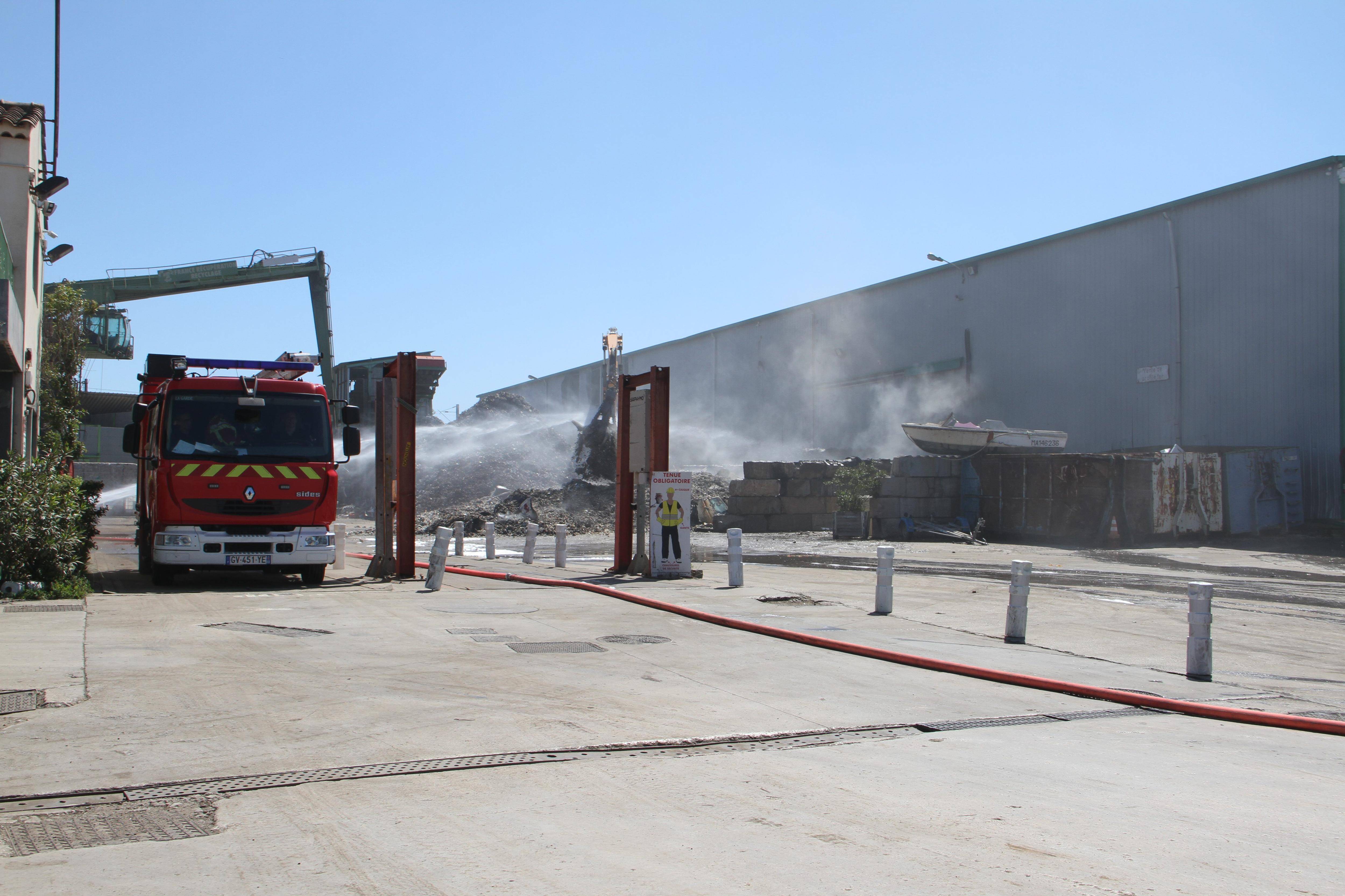 Feu de déchets dans la zone d’activités de Gavary à La Crau