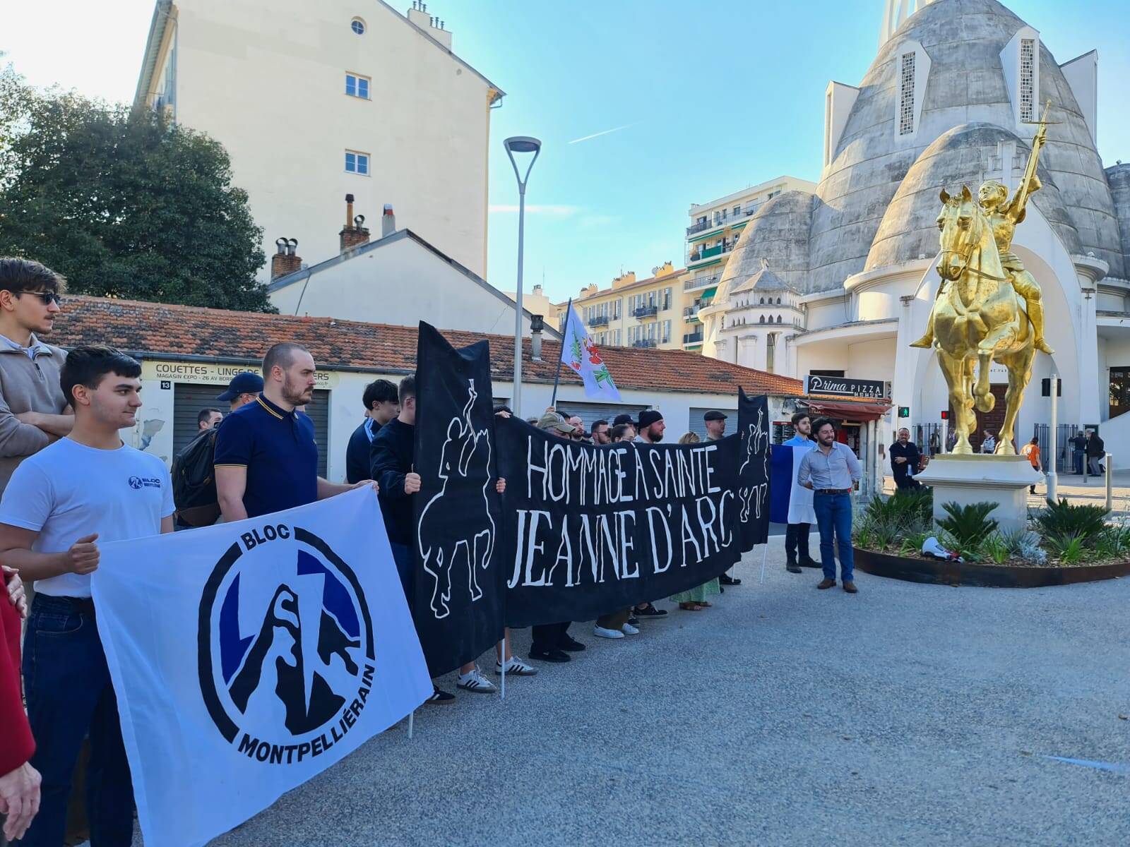 "Par cette manifestation, on vient reprendre nos places, nos rues": les jeunes identitaires à visage découvert pour la première fois devant la statue Jeanne-d'Arc à Nice
