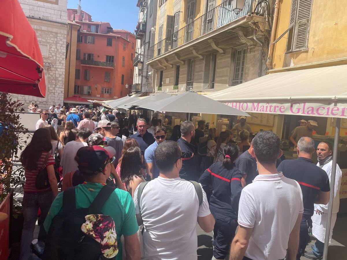 Un bout de corniche se détache d'un balcon au-dessus du célèbre glacier Fenocchio à Nice
