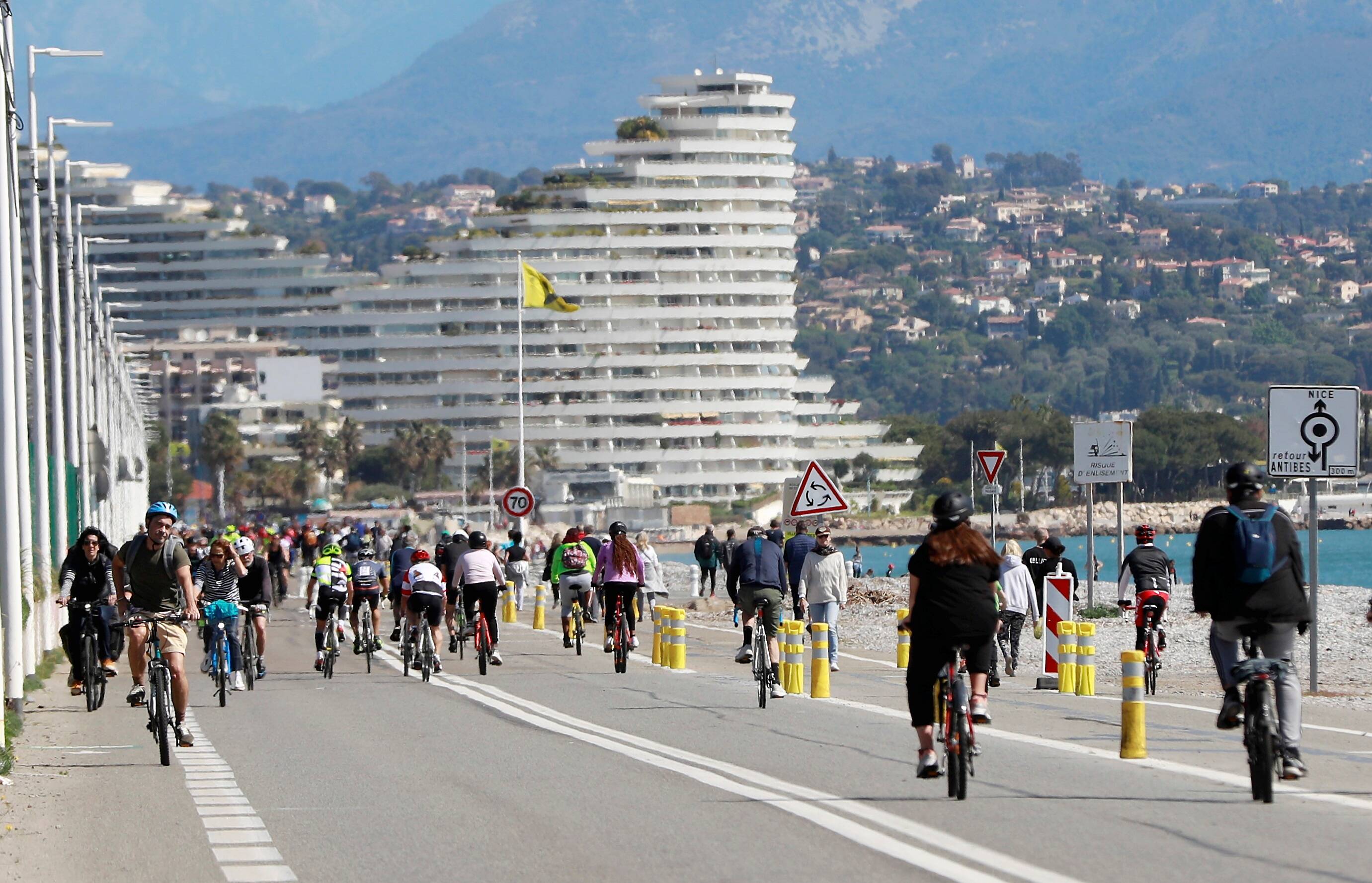 Promeneurs, cyclistes... La route du bord de mer est à vous ce dimanche 4 mai entre Villeneuve-Loubet et Antibes