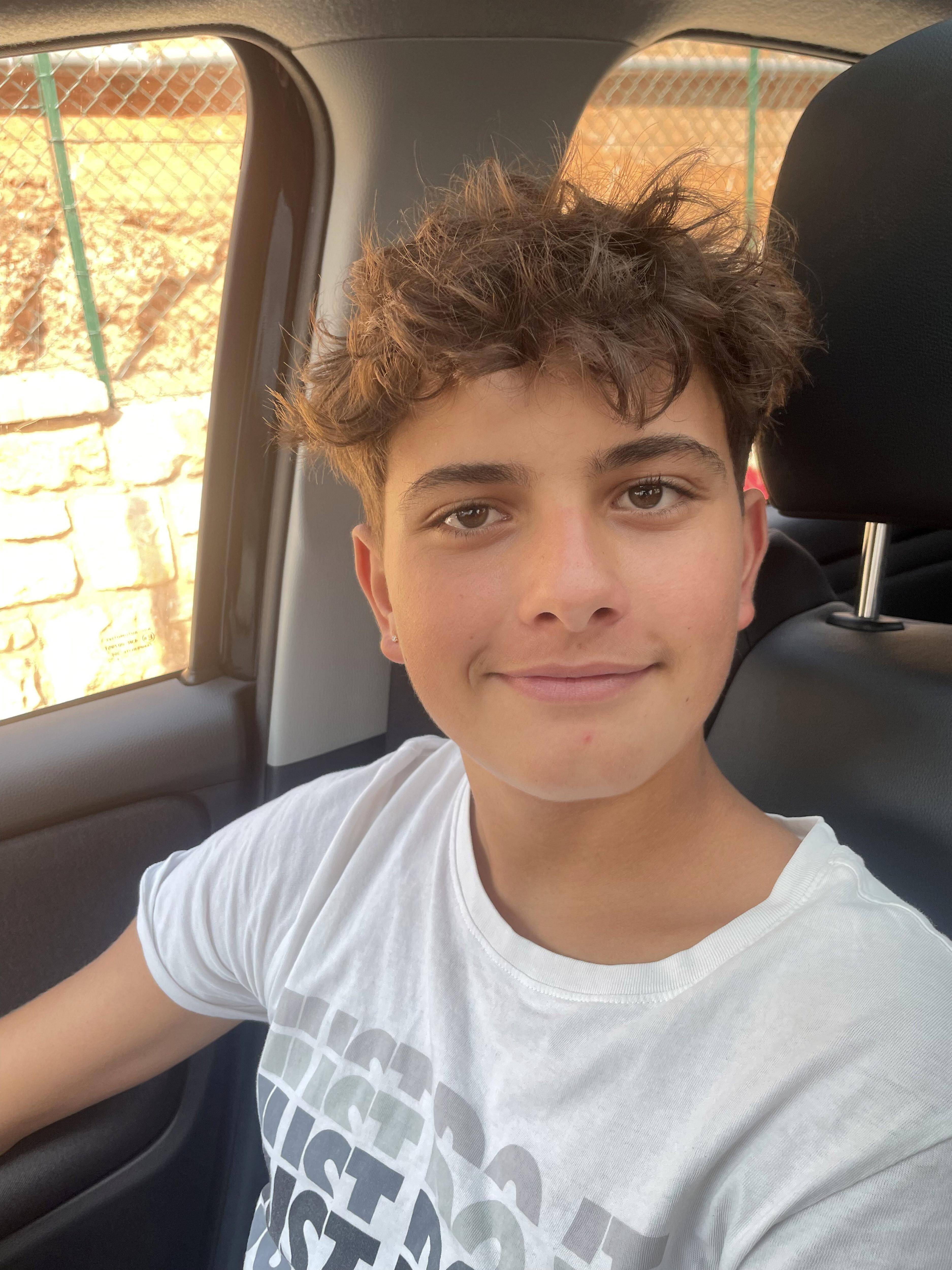 Les spectateurs sont invités à porter un brassard blanc: le Football Club de Carros rend hommage à Lorenzo ce dimanche, l'adolescent décédé dans un accident de chantier