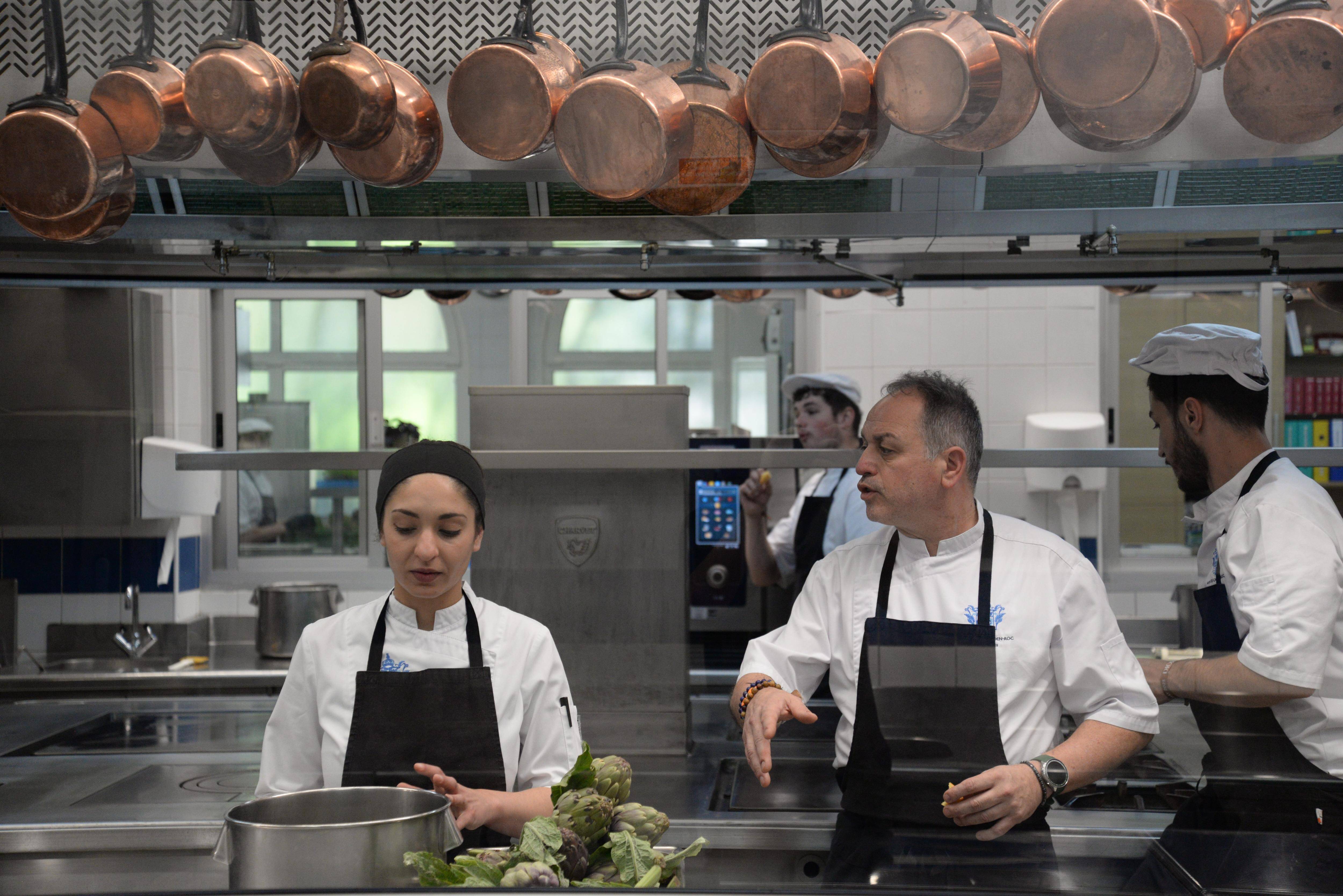 En moins de deux mois, ils ont appris les bases et sont devenus commis de cuisine dans un palace azuréen