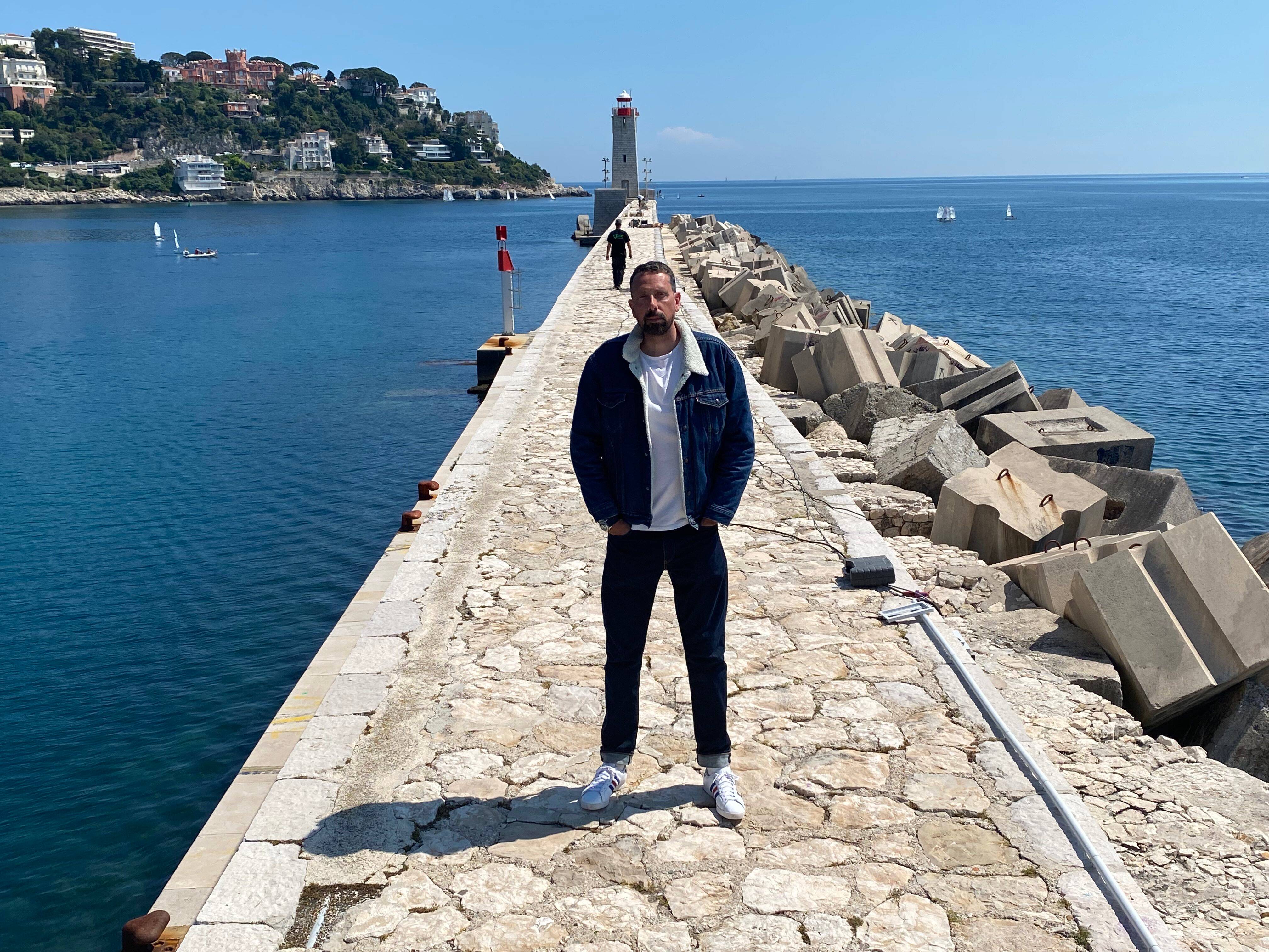 "Une ligne d'horizon bleue, comme un battement de coeur": cet artiste azuréen a équipé la digue du port pour qu'elle s'éclaire à l'approche d'un cétacé au large de Nice