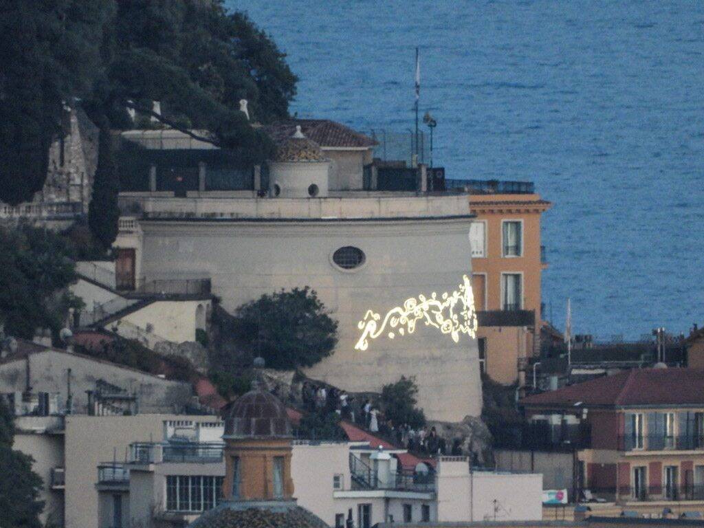 Qu'est-ce que ces étranges signes projetés sur la Tour Bellanda, à Nice?