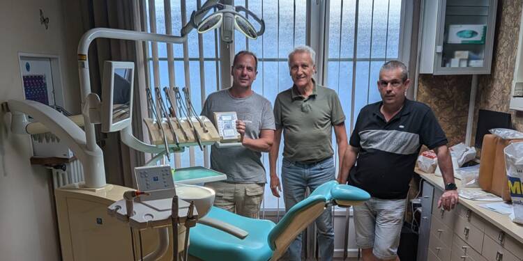 Ce dentiste cagnois lègue son matériel pour créer un cabinet dentaire mobile en Ukraine