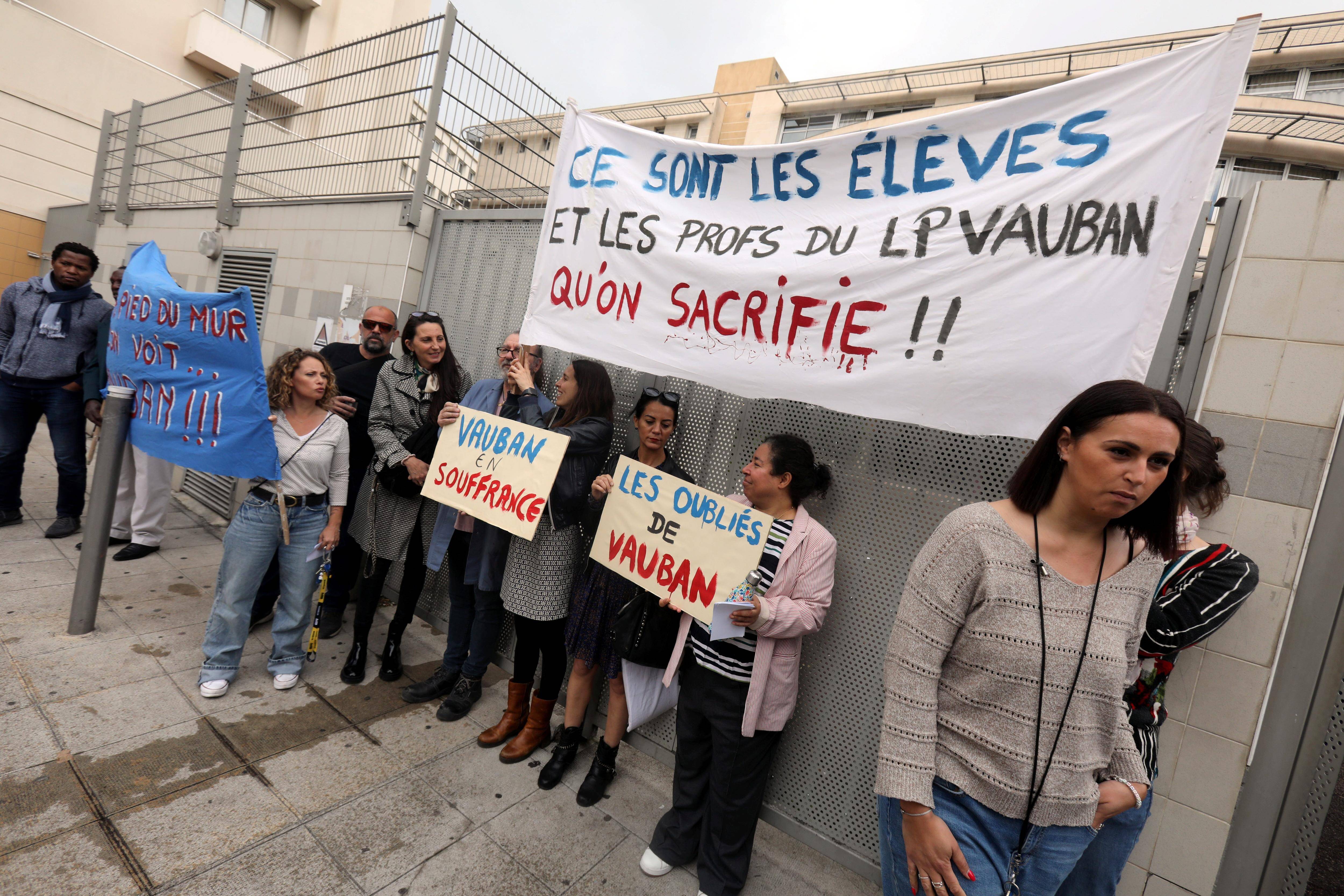 "Avec un poste en moins, on va droit dans le mur": pourquoi les profs d'un lycée de Nice ont manifesté ce lundi