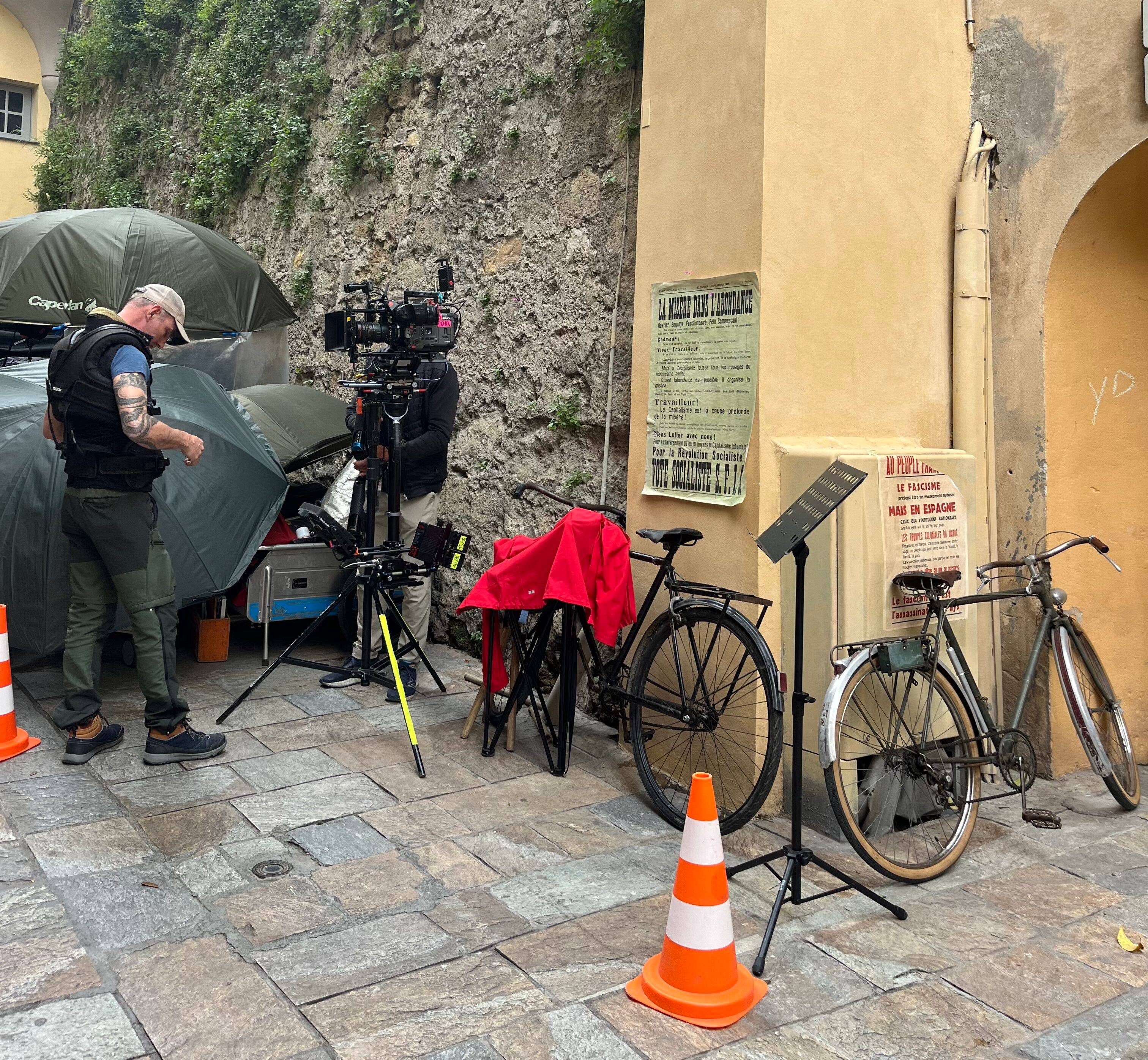 "Dommage que les décors soient éphémères": les rues de Grasse redécorées pour le tournage de la série "Été 36"