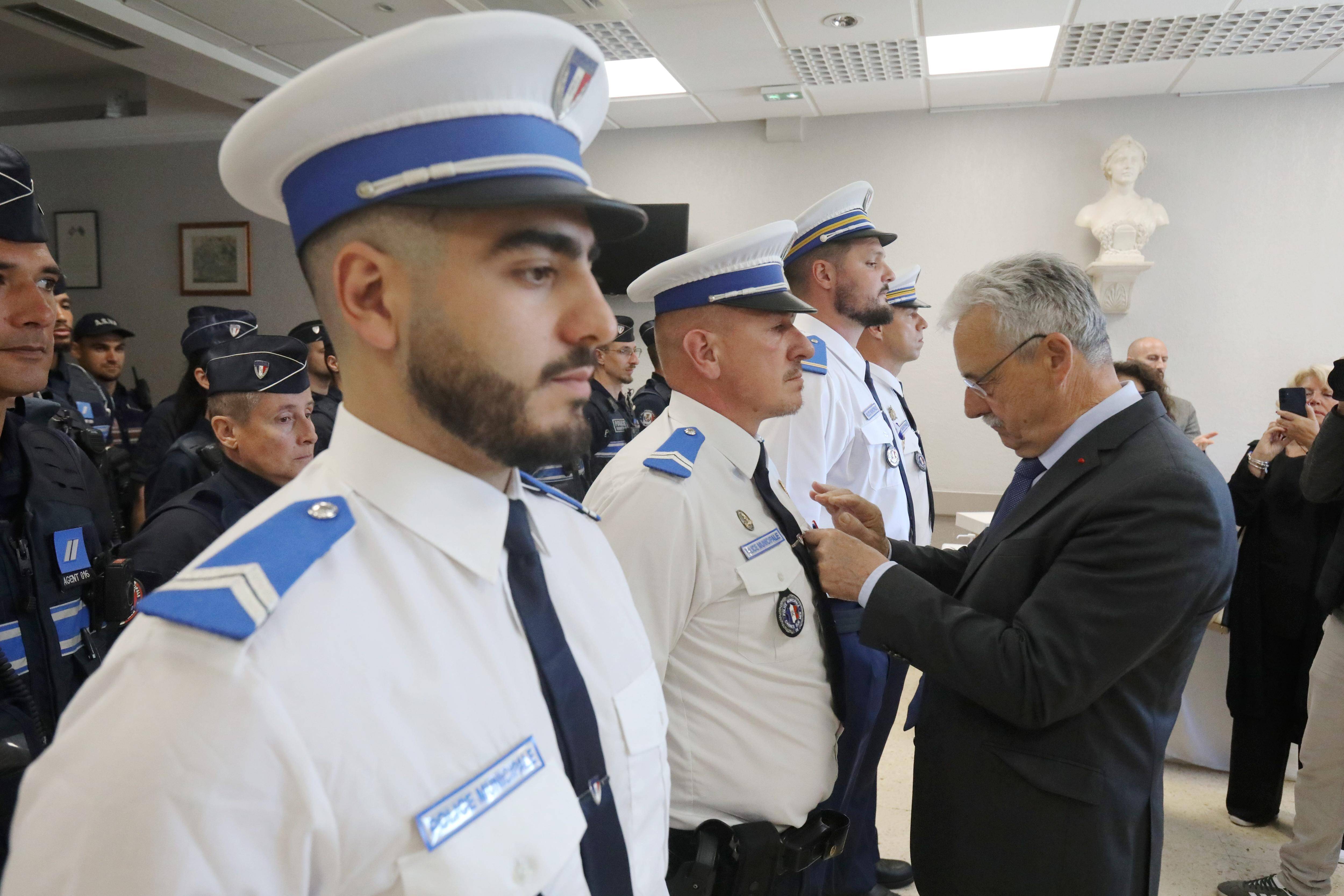Au péril de leur vie, ces policiers municipaux ont sauvé un ado pris au piège d'un incendie à Cagnes-sur-Mer