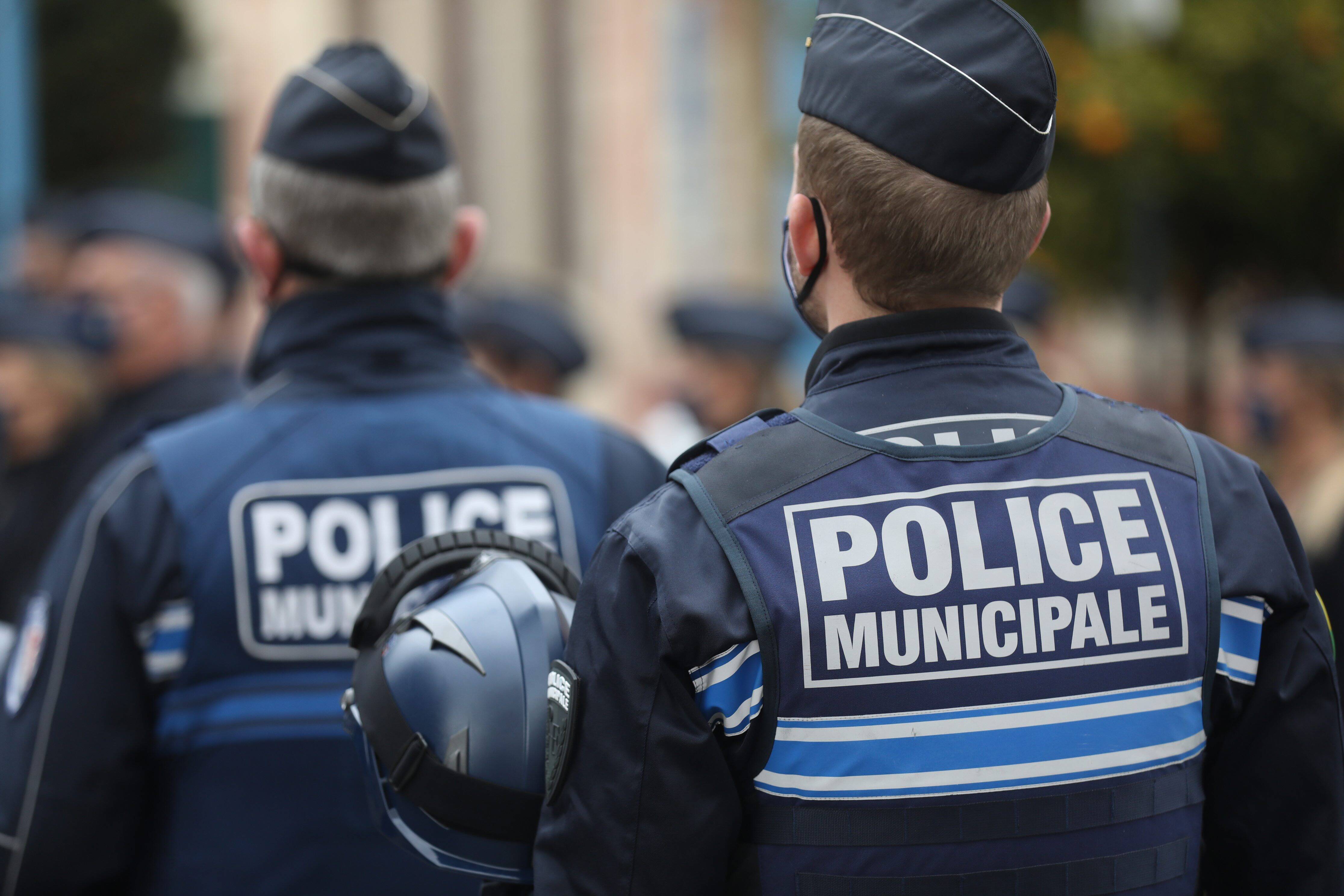 "Inacceptable que l'on salisse les policiers": le maire de Saint-Laurent-du-Var et le député soutiennent les agents municipaux, accusés de racisme et de violences