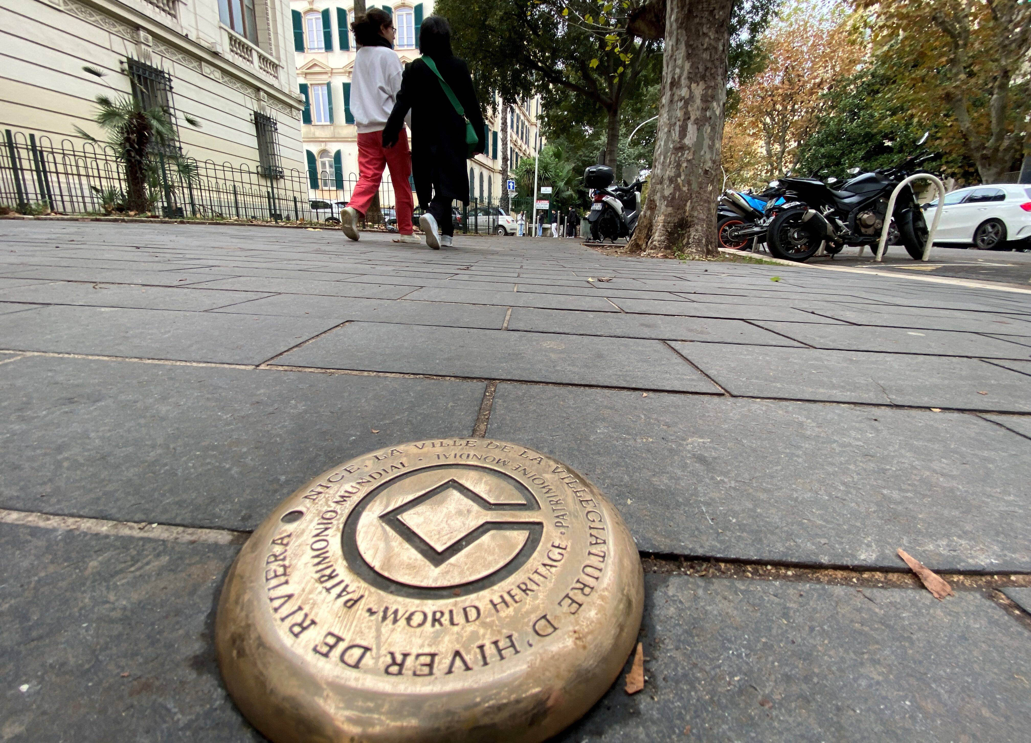 Les clous de jalonnement de l'Unesco sur les trottoirs de Nice sont-ils dangereux? Un nonagénaire raconte être tombé deux fois