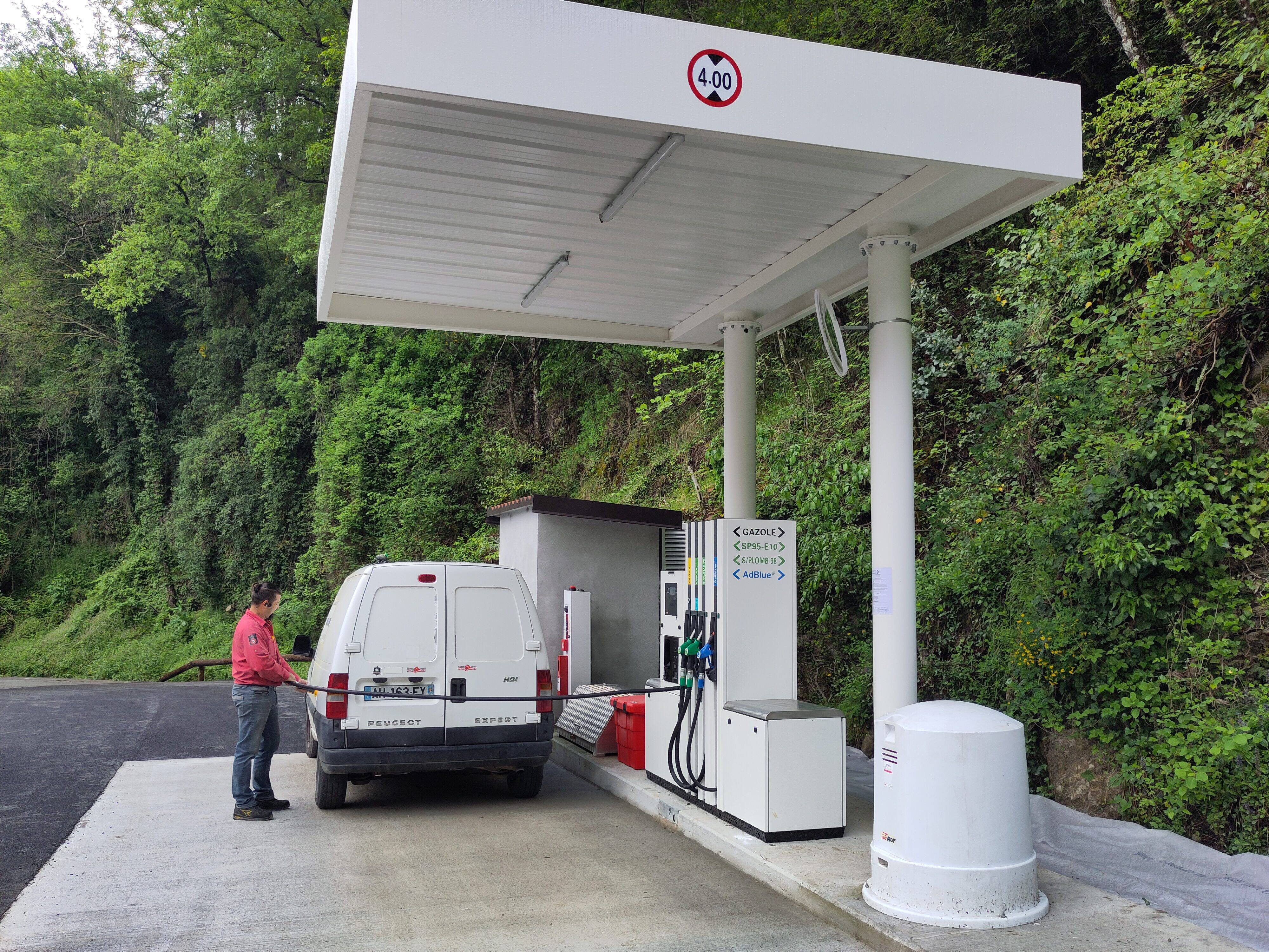 "Des années qu'on attendait ça": 10 ans après l'incendie de la station essence, les habitants de ce village de l'arrière-pays peuvent (enfin) faire le plein