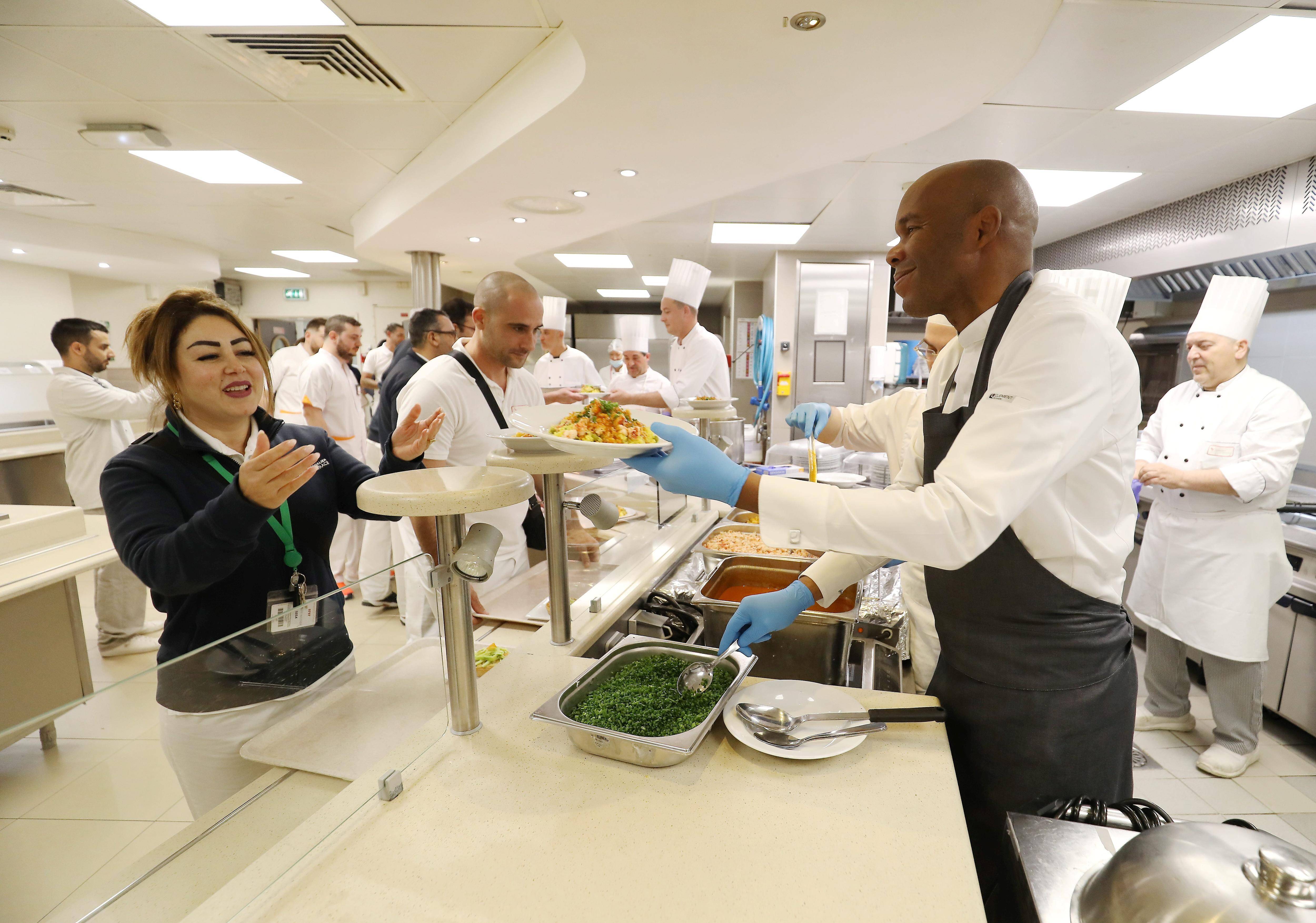 Le chef Marcel Ravin remet le couvert dans les cuisines du CHPG à Monaco