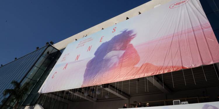 C’est la première étape: l'affiche du 78e Festival de Cannes déployée sur la façade du Palais des Festivals