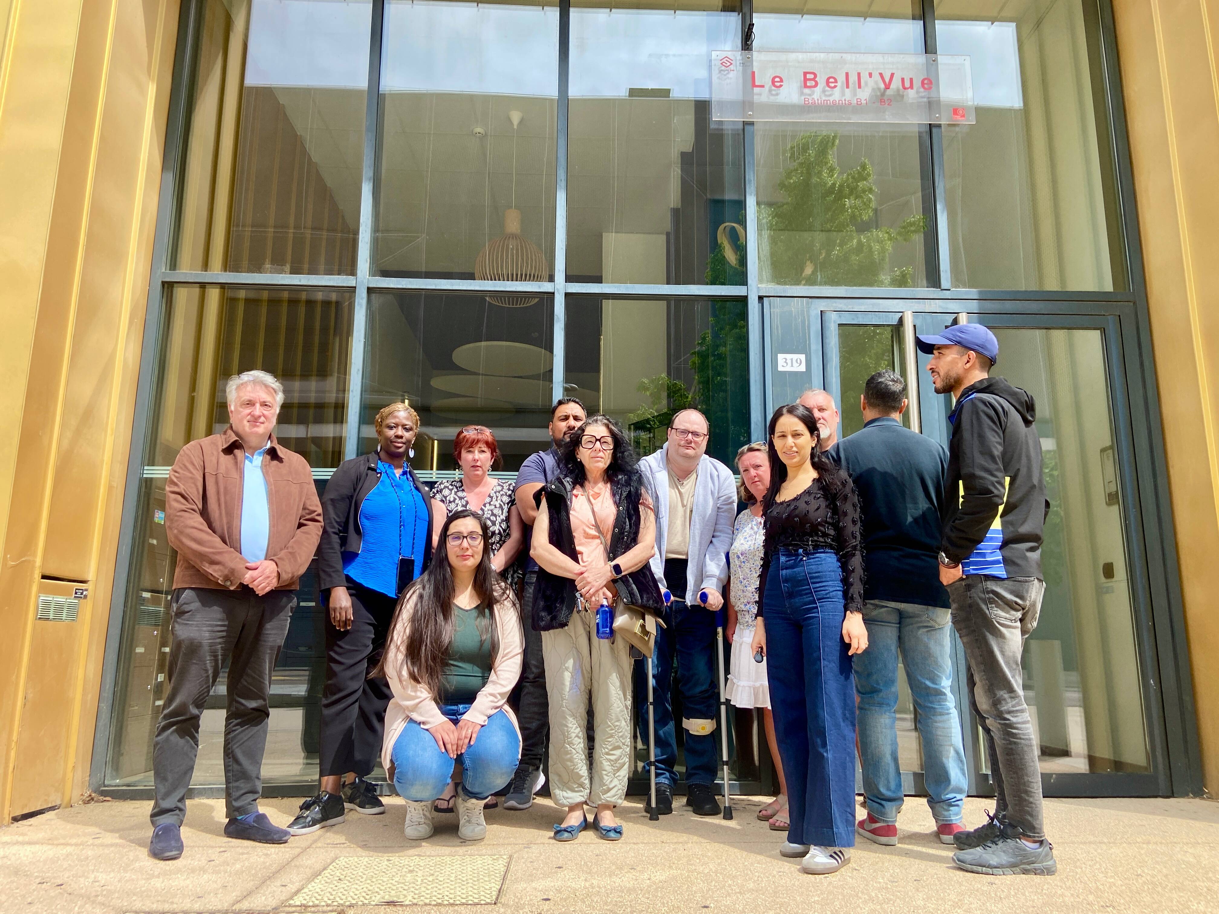 "Parfois elle est jaune et a une odeur horrible": à deux pas de L'Avenue 83, des habitants privés d'eau chaude depuis cinq mois