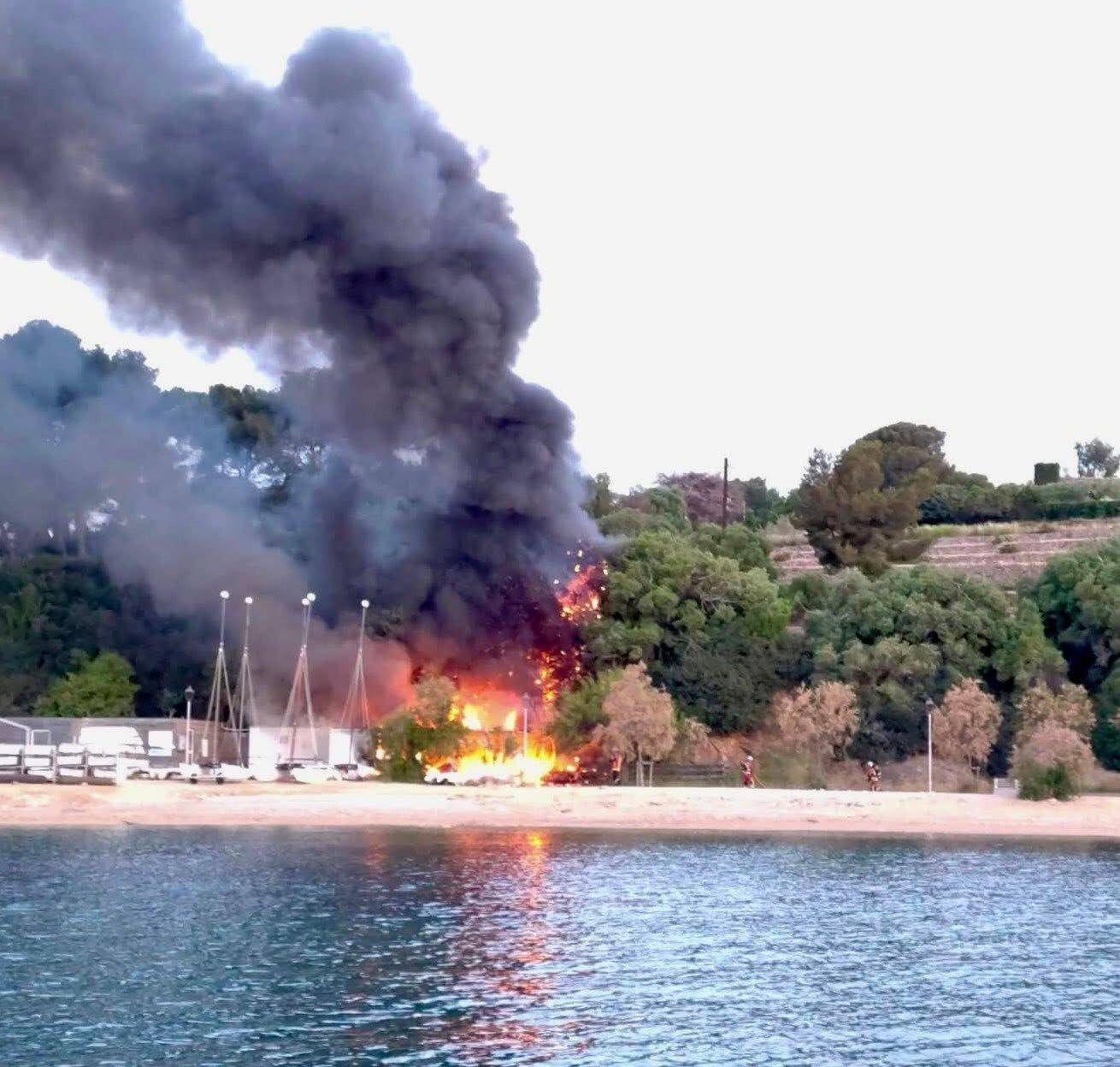 5 mineurs interpellés, activité estivale menacée... Ce que l'on sait après l'incendie du club nautique à Carqueiranne