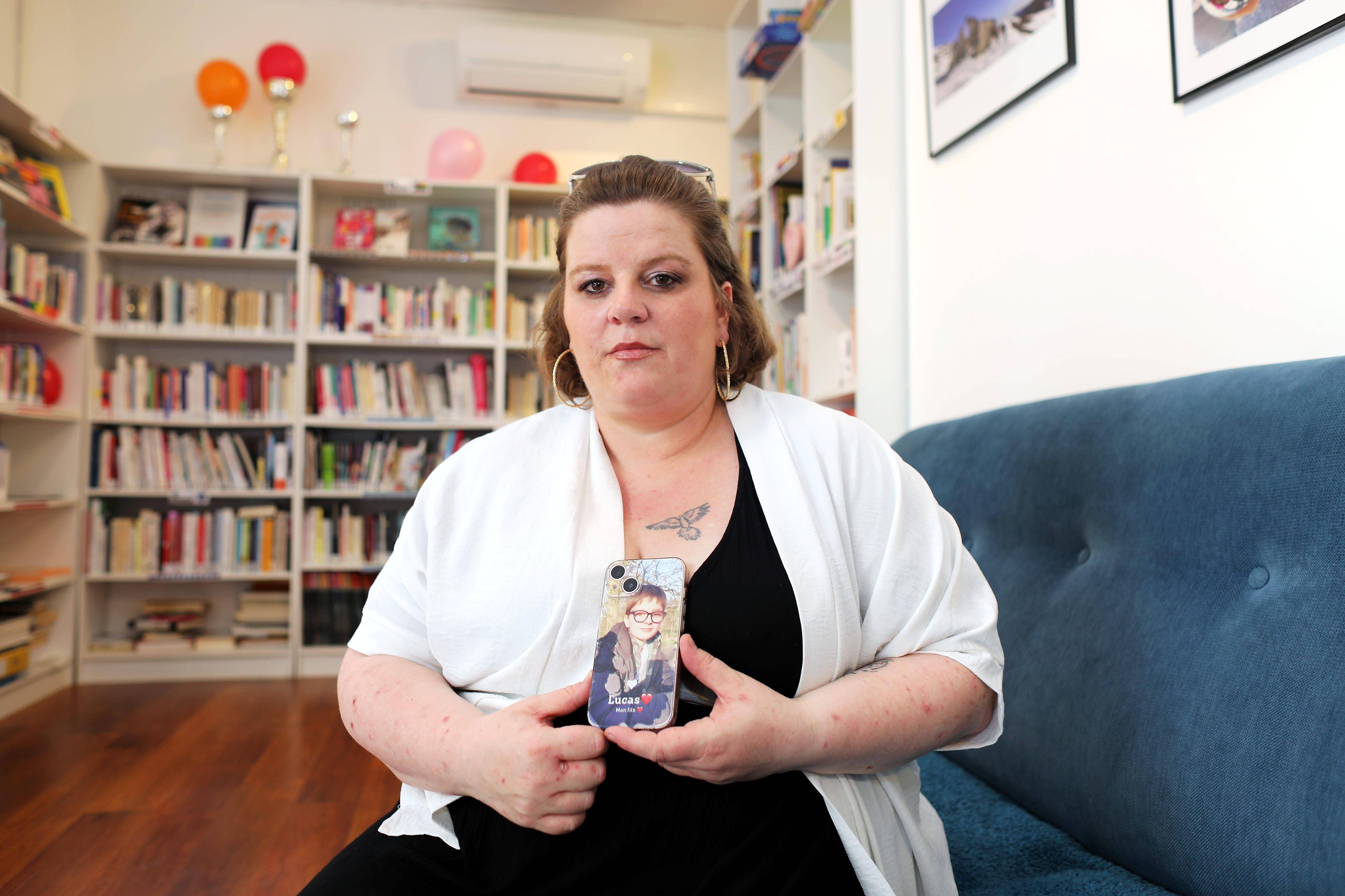 "J'ai perdu mon fils à cause de leurs erreurs": le combat de Séverine en la mémoire de Lucas, victime de harcèlement homophobe