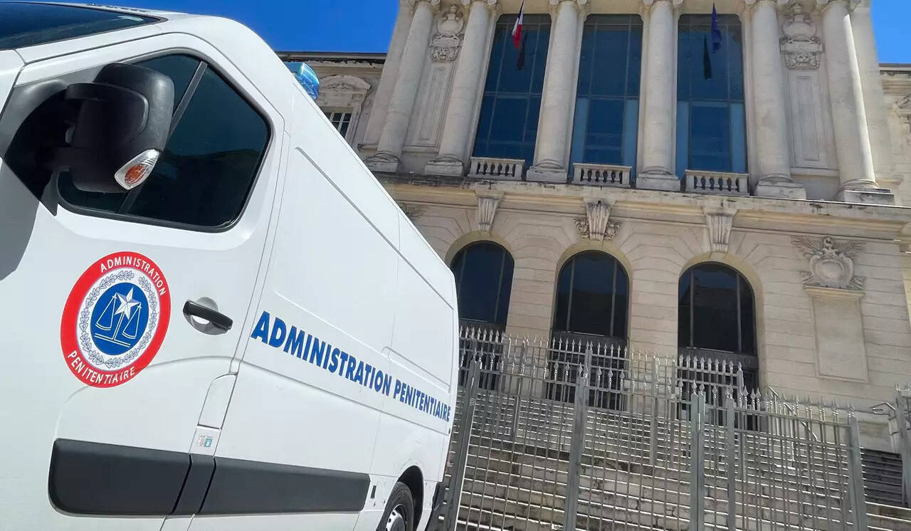 "On va te faire la croix de Jésus": il avait pété les plombs et menacé de mort Anthony Borré à la fermeture de son épicerie, son procès reporté