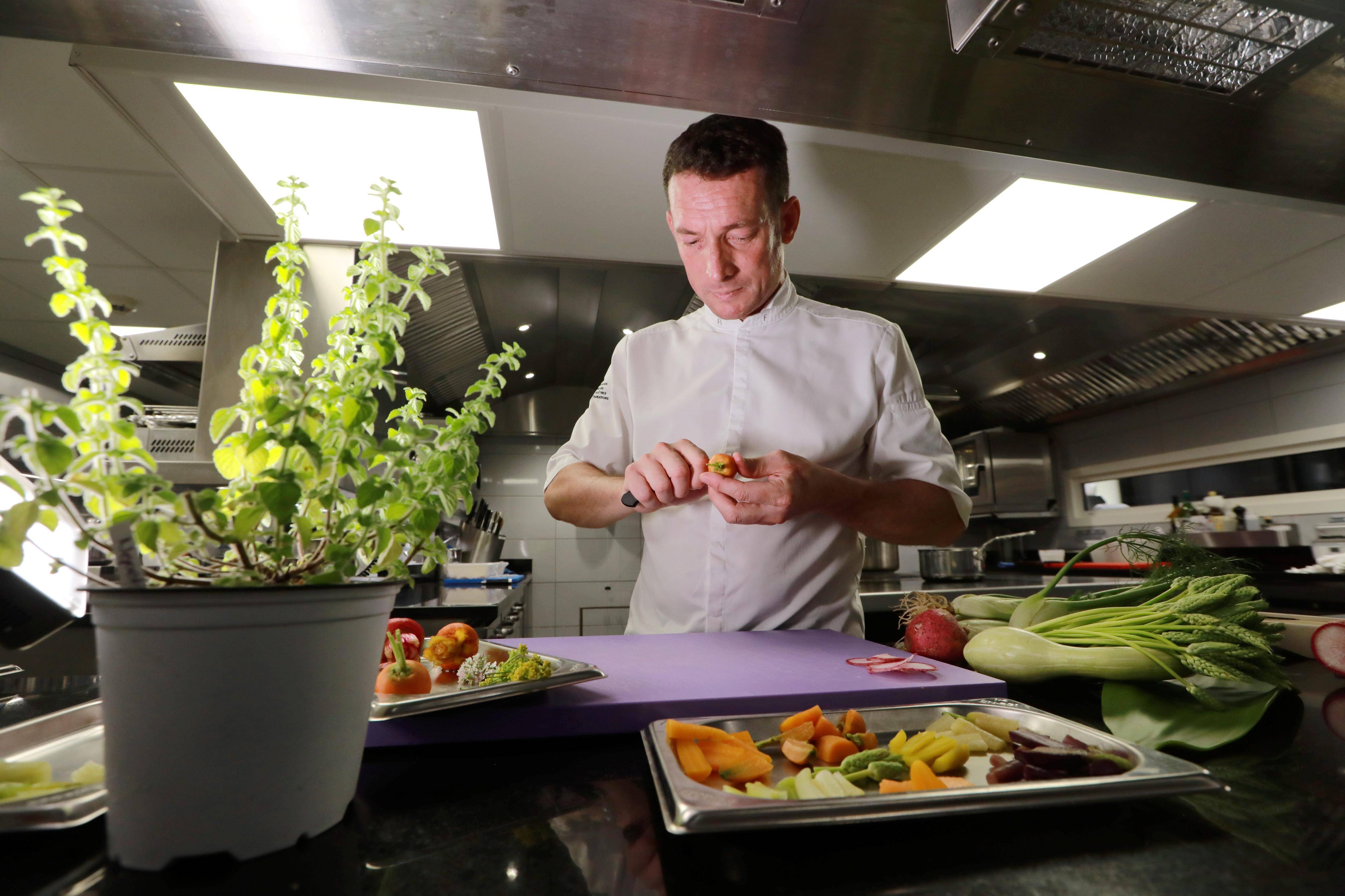 Le chef du Château de Valmer, Alexandre Fabris, entre au prestigieux guide des Maîtres Cuisiniers
