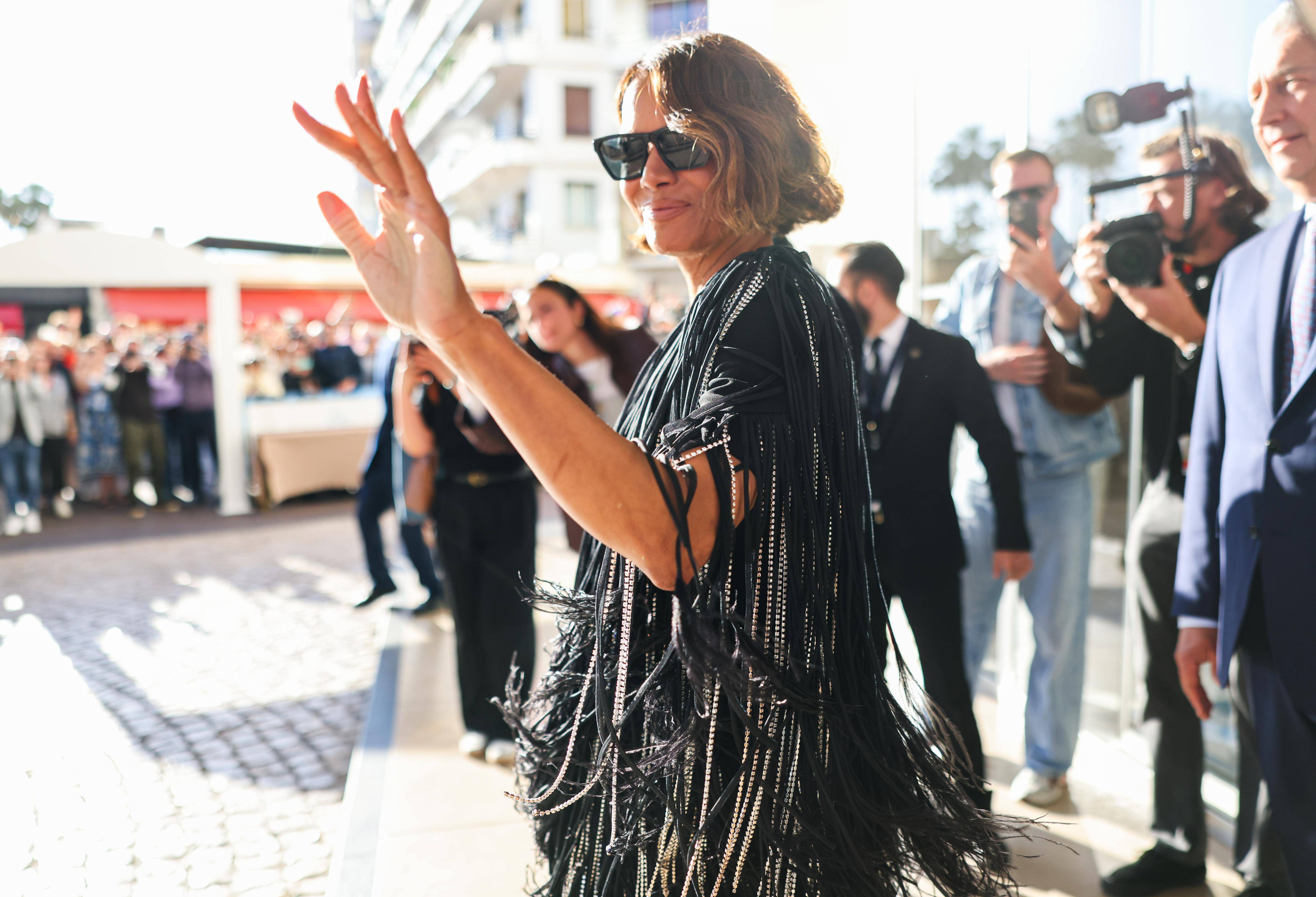 A Cannes, les fans à l'affût des stars alors que le jury présidé par Juliette Binoche est arrivé au Martinez