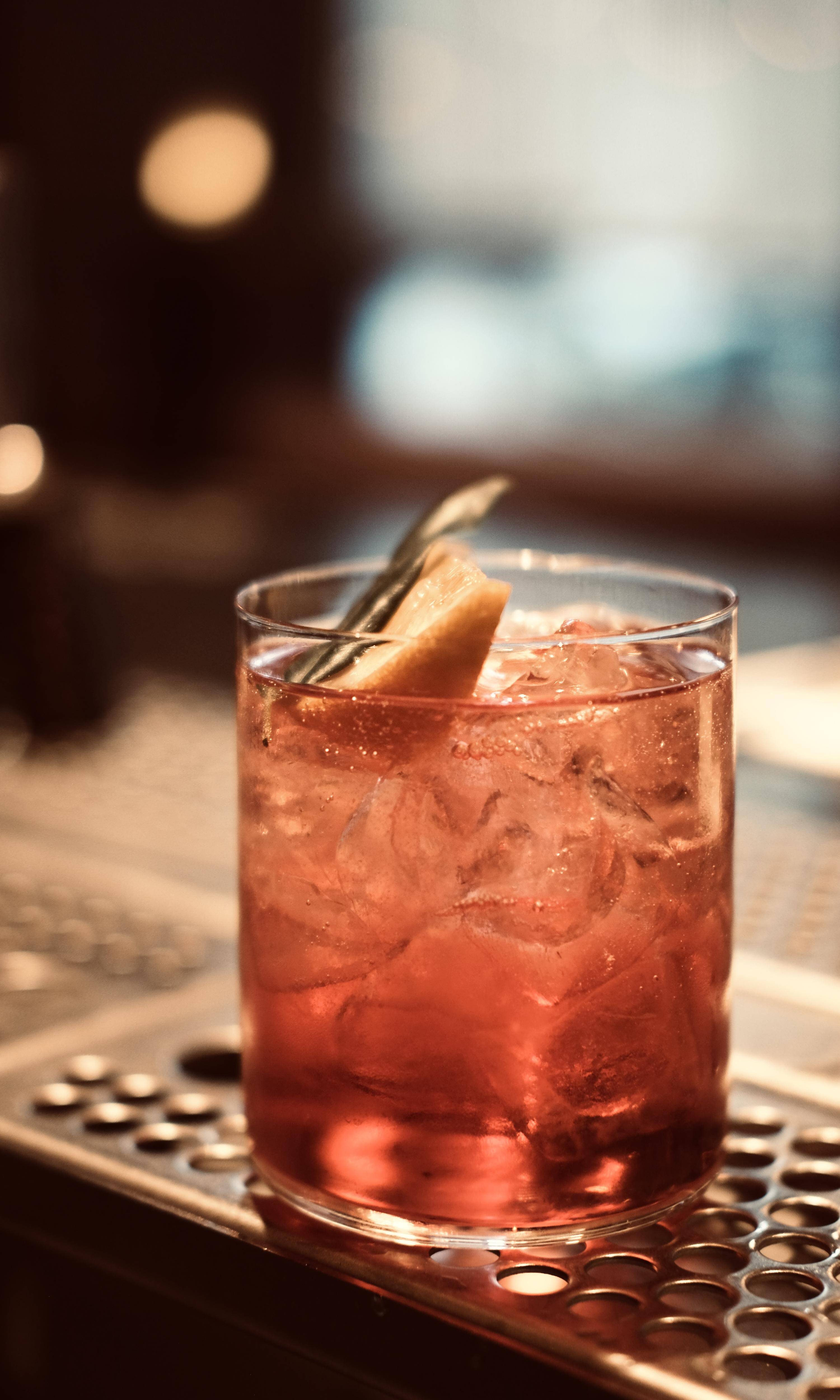 Cocktails inspirés, ambiance feutrée et sons vinyles: à Nice, SuperBar s'est inspiré de l'esprit des kissa japonais