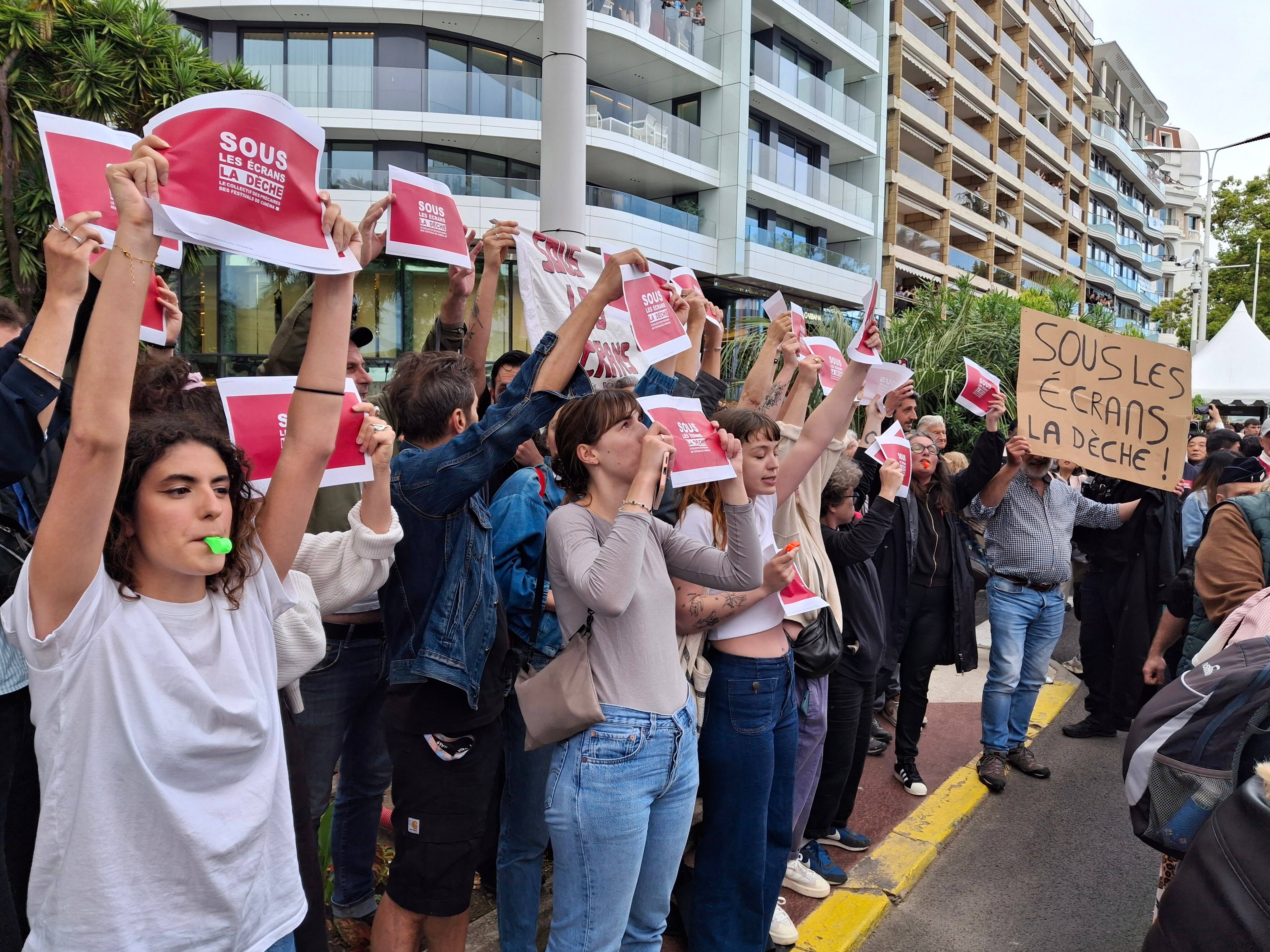 "Sous les écrans, la dèche", les précaires du cinéma manifestent face au Palais des Festivals de Cannes
