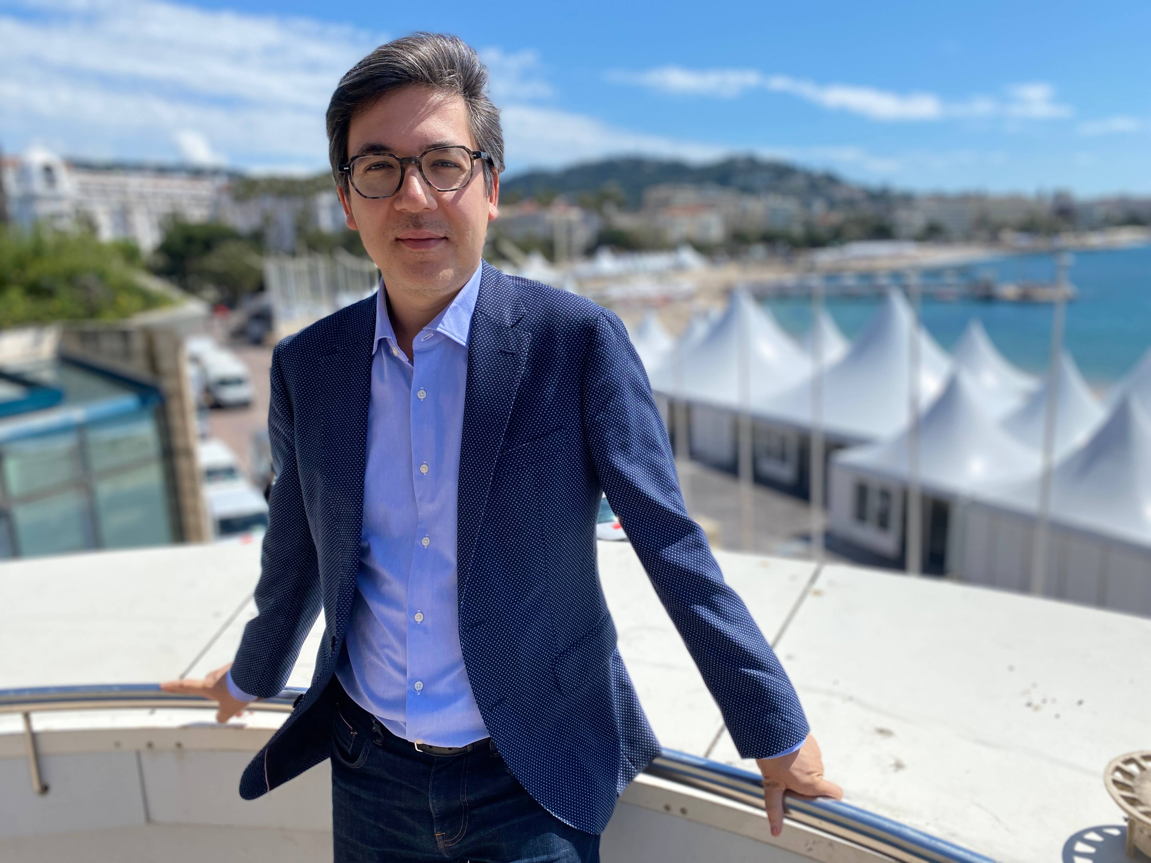 On y découvre, vend et achète des films, négocie pour des tournages... Bienvenue au Marché du Film, véritable poumon économique du Festival de Cannes