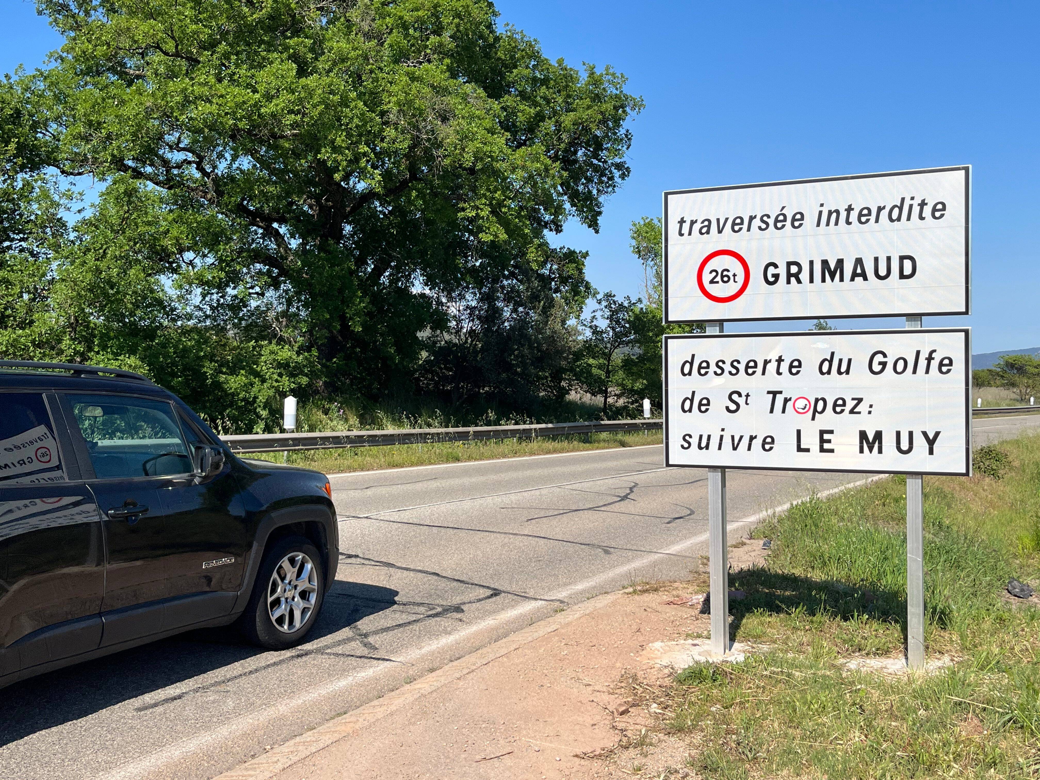 Un an après l'interdiction de passage des poids lourds dans le village de Grimaud, la colère des transporteurs ne s'atténue pas