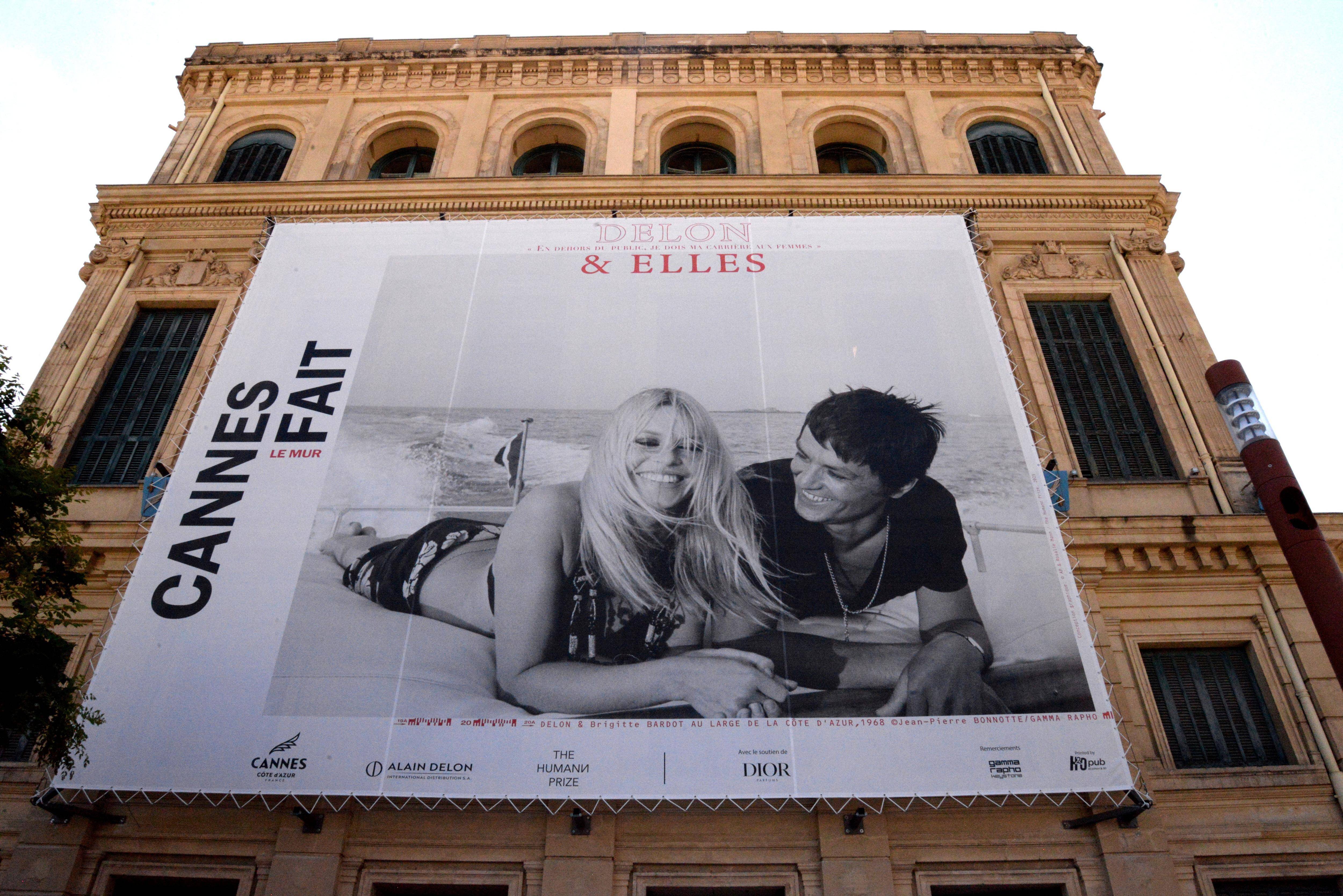 "C'était important de lui rendre un hommage dans cette ville où tout a commencé": la fille d'Alain Delon réagit à l'exposition de photos de son père déployée sur les murs de Cannes