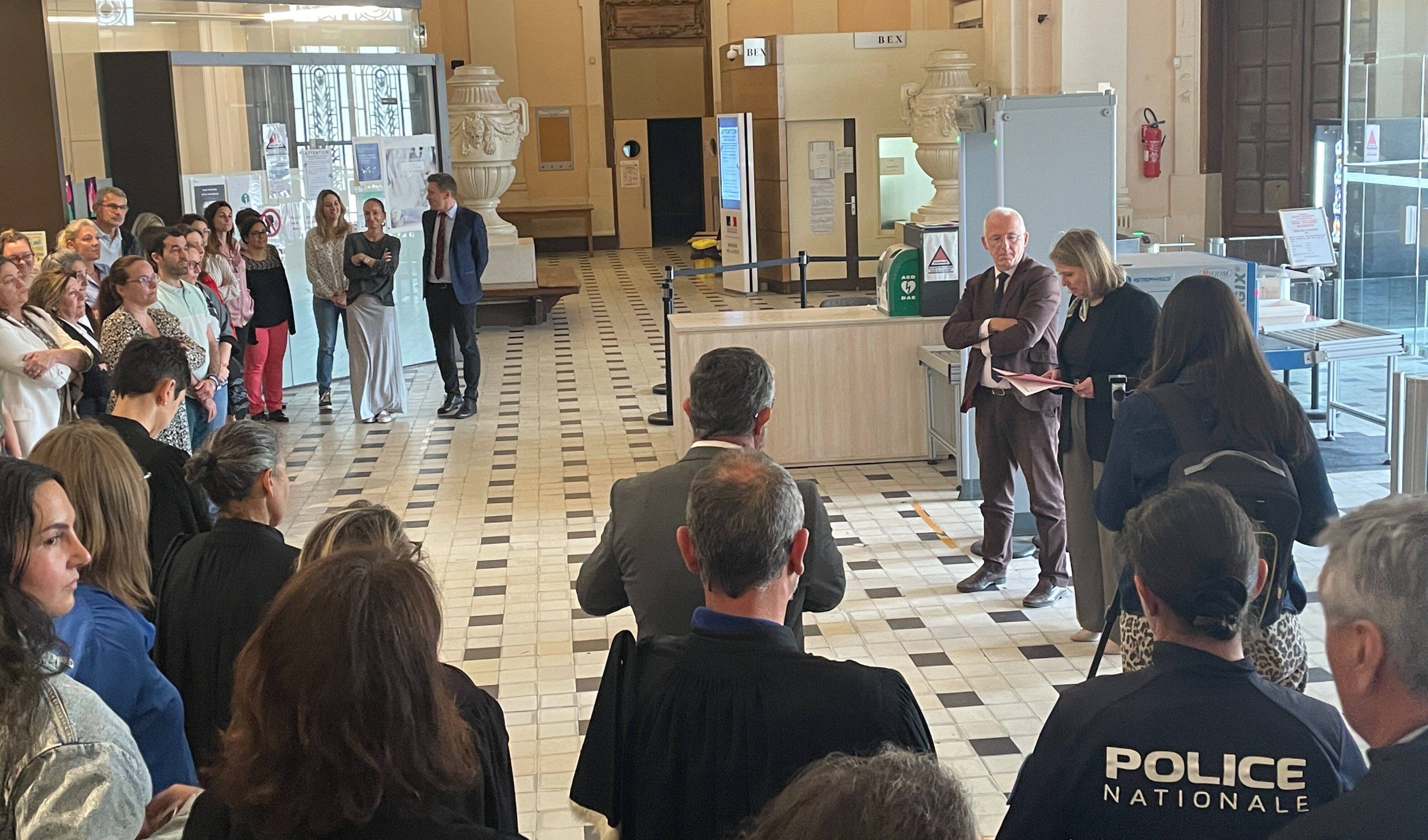 Le palais de justice de Toulon rend hommage aux deux agents pénitentiaires tués il y a un an au péage d'Incarville, lors de l'évasion de Mohamed Amra